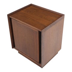 Mesa auxiliar cubo con una puerta y un cajón