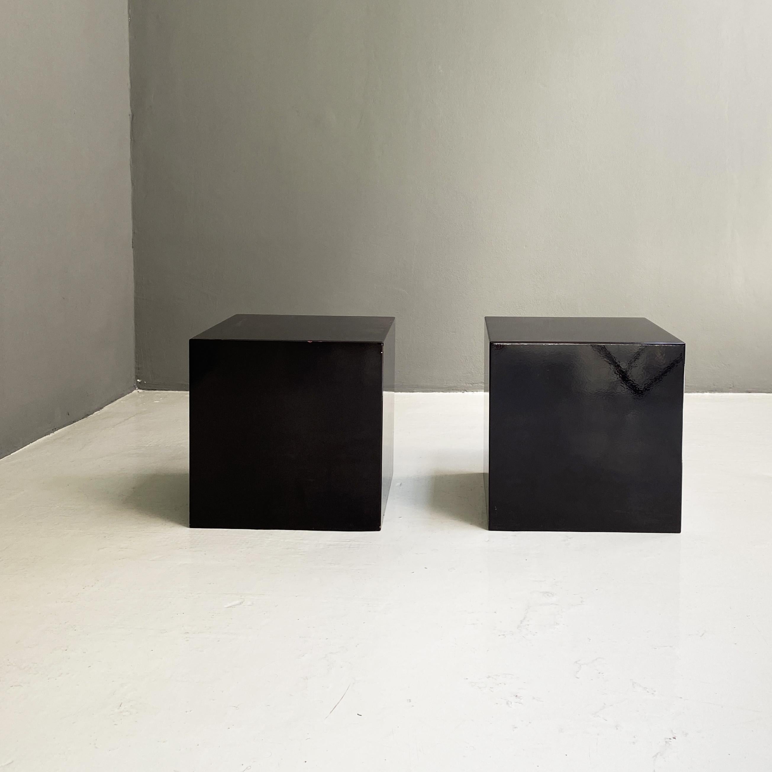 Cube-shaped coffee tables or bedside tables or night table or stool in dark brown lacquered wood, 1990s
Dark brown lacquered wooden cubes, usable as bedside tables, tables or displays.
The can be use as a pedestal for a sculptures or like a small
