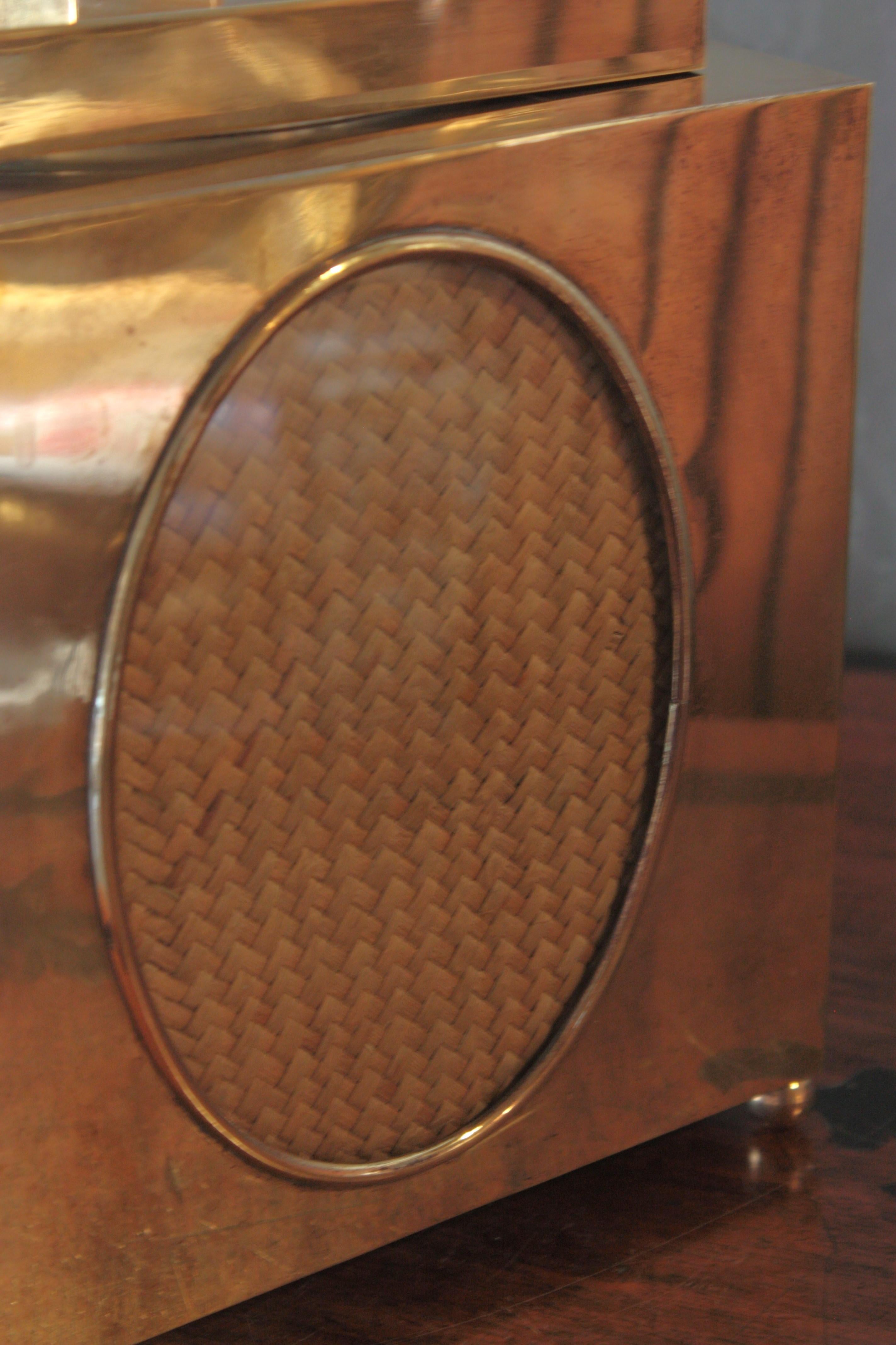 Cubitera de latón y mimbre tejido, Italia Años 40 9
