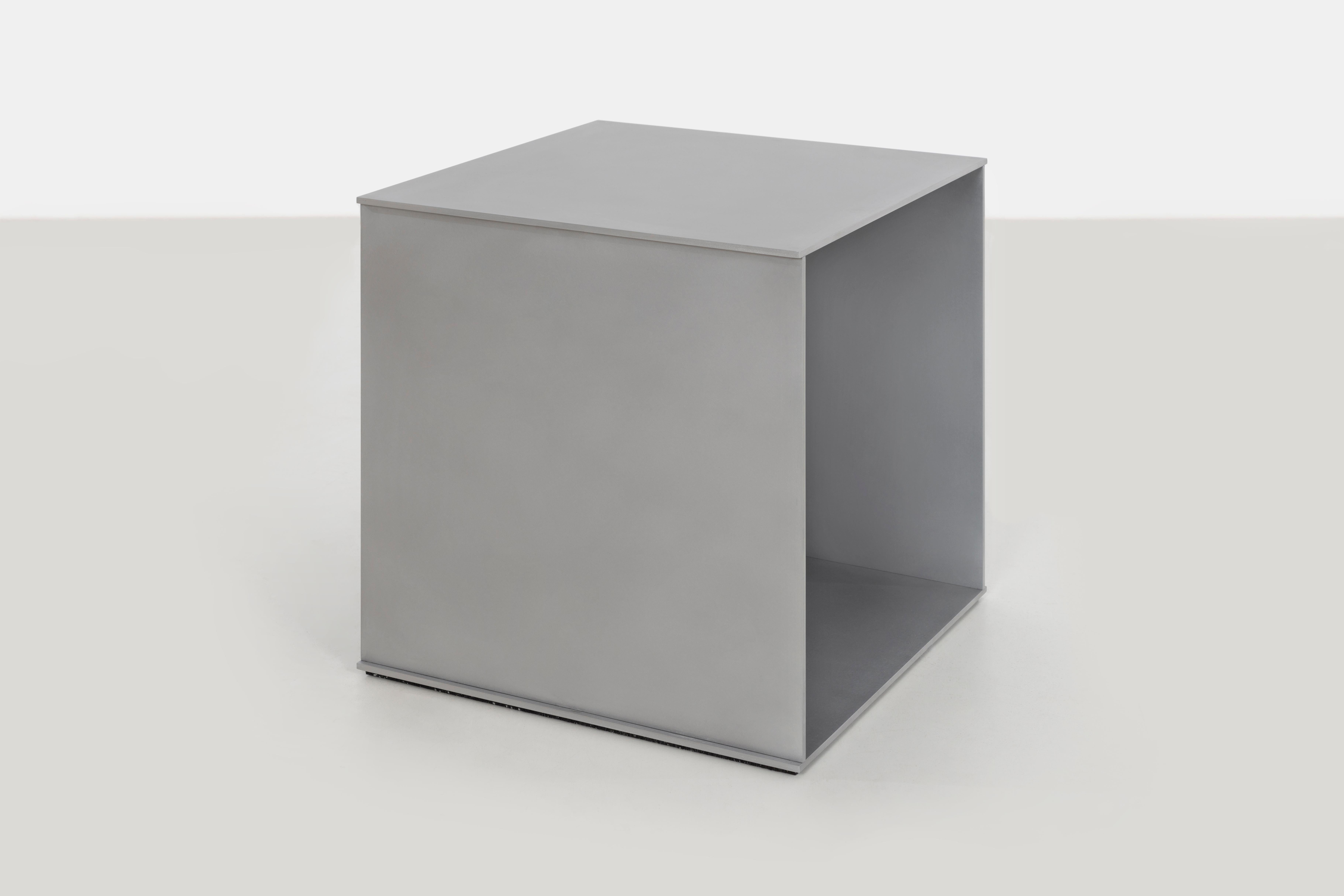 Minimaliste Table d'appoint cubique en plaque d'aluminium ciré de Jonathan Nesci en vente