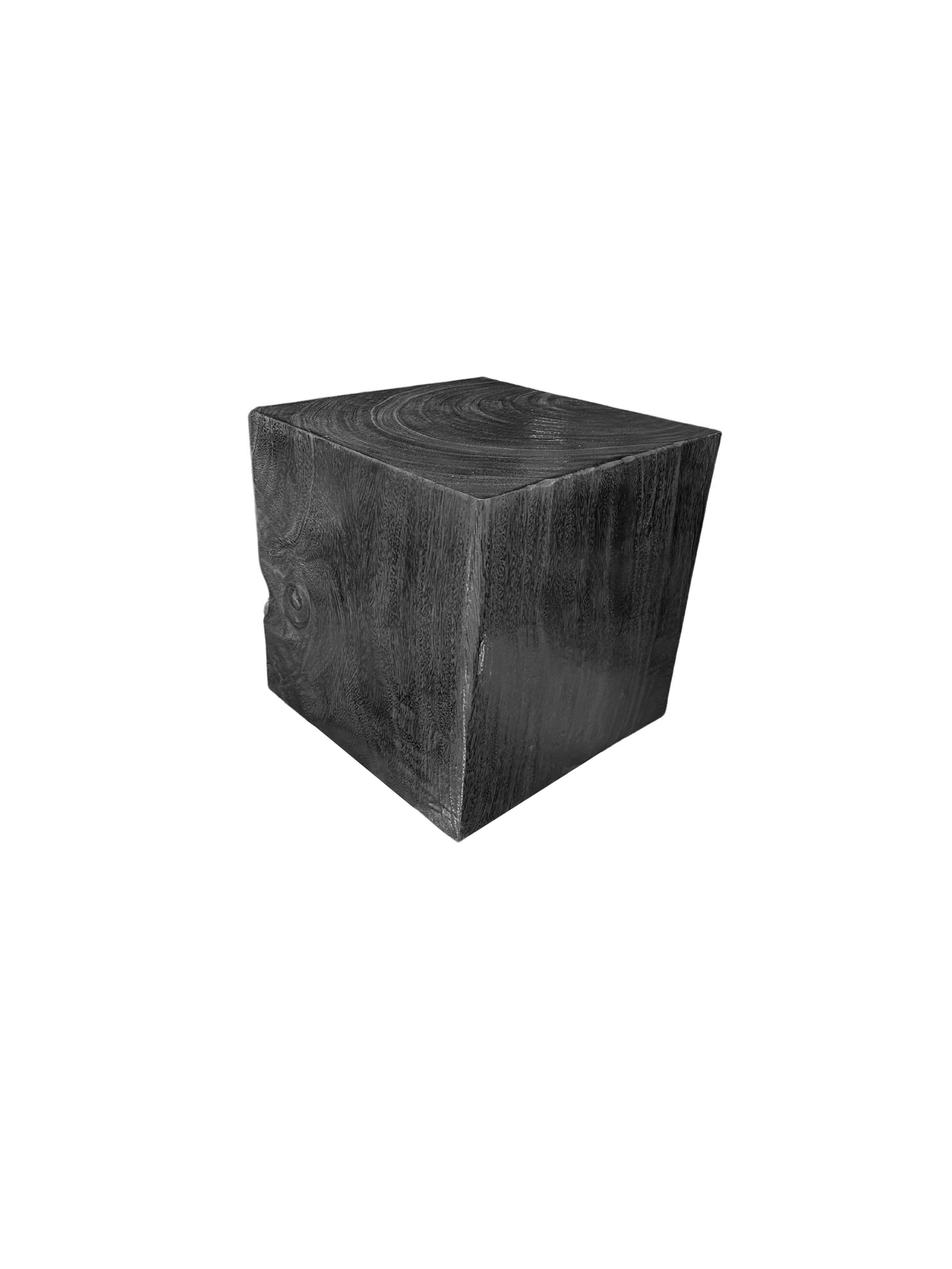 Une table d'appoint merveilleusement sculpturale. Le pigment du bois a été obtenu en brûlant le bois plusieurs fois et en le finissant avec une couche transparente. Une pièce unique, sculpturale et polyvalente. Il a été fabriqué à partir d'un bloc