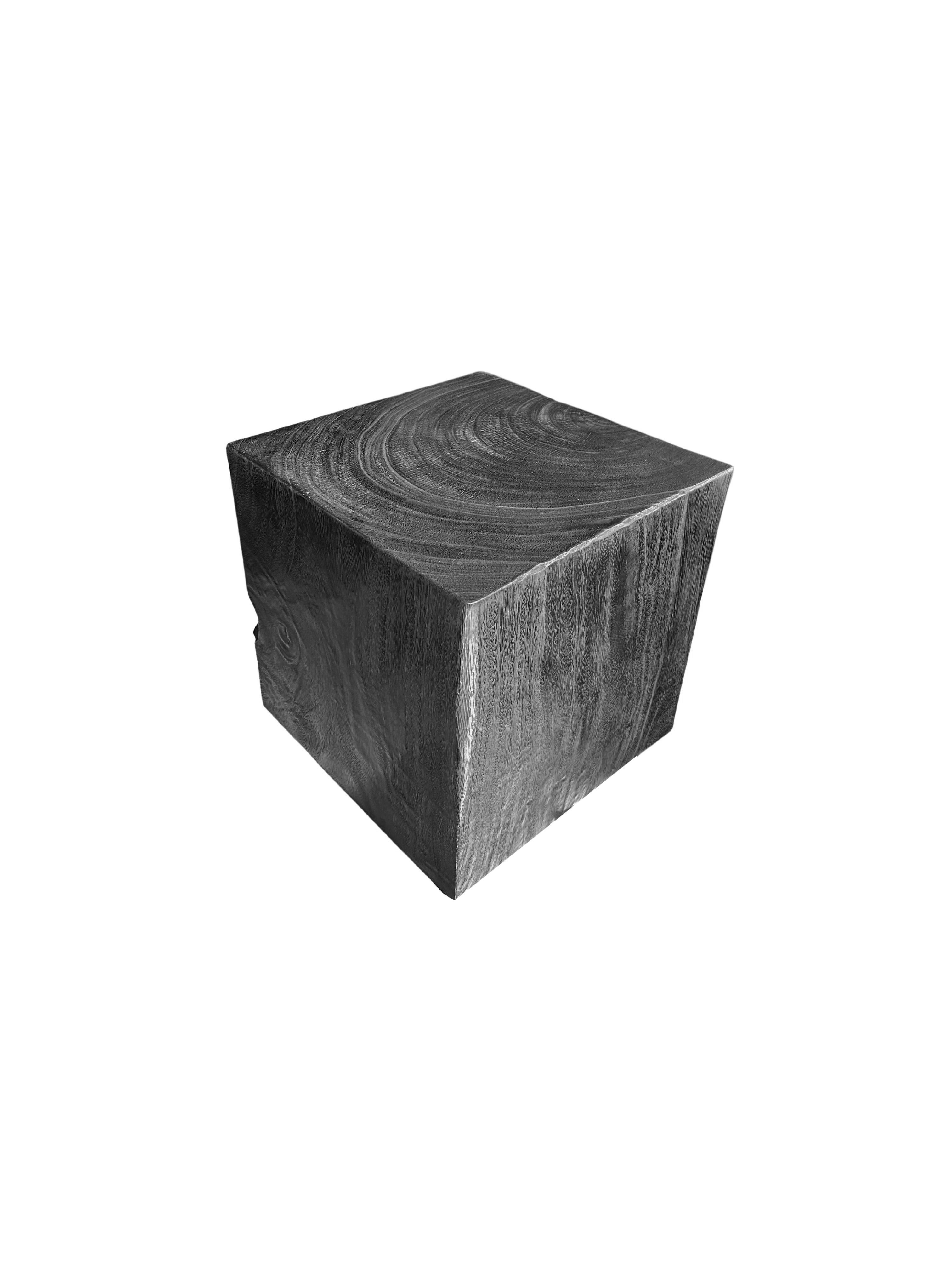Organique Table d'appoint cubique, bois de Mango, finition organique moderne, brûlée en vente