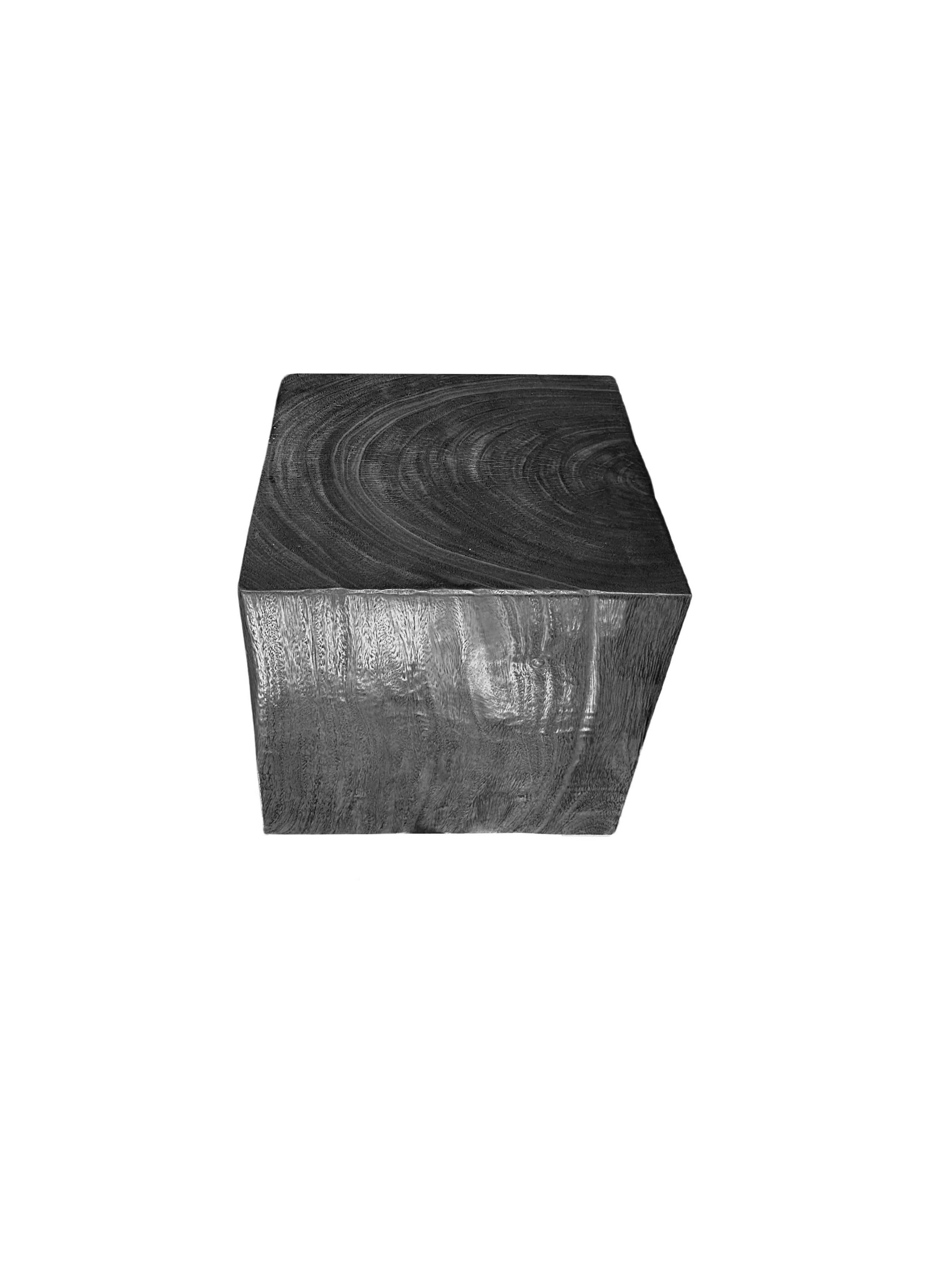 Indonésien Table d'appoint cubique, bois de Mango, finition organique moderne, brûlée en vente