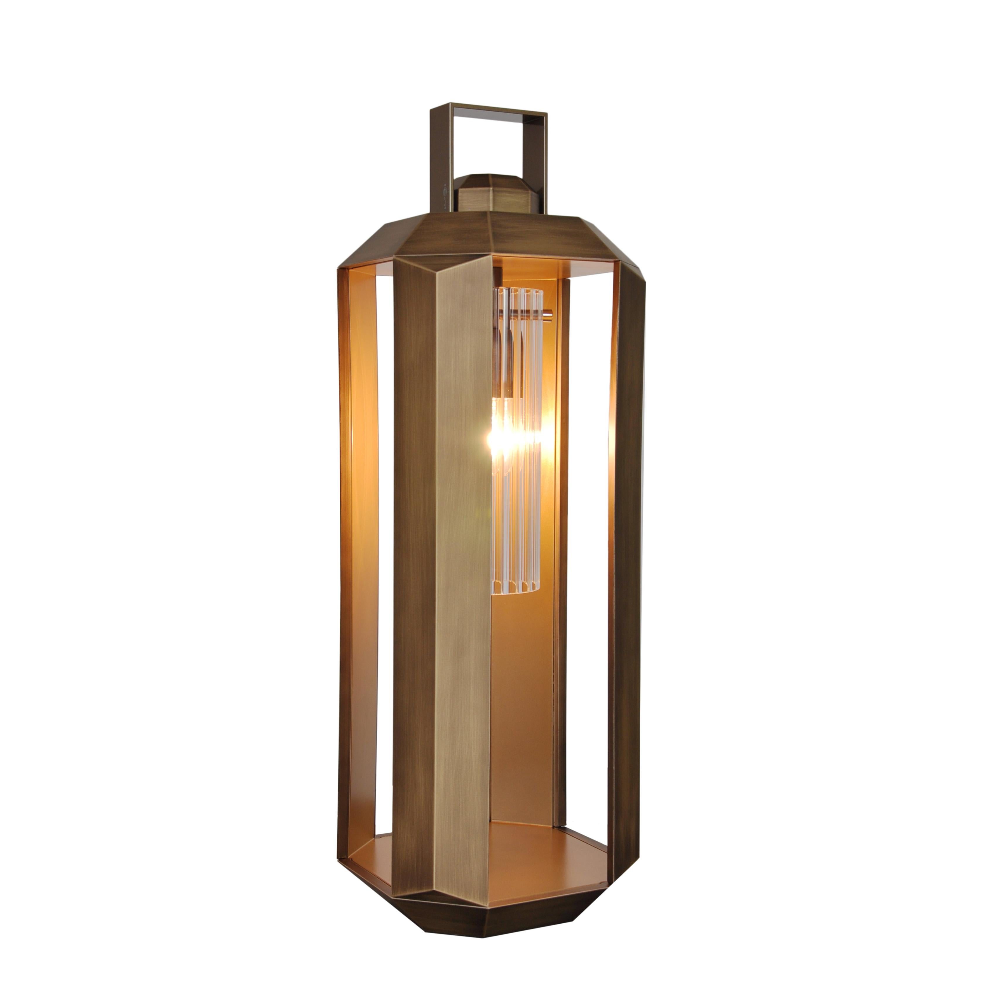 The external structure in composite material is finished in bronze through new painting techniques with metal powders: it is impossible to tell if it is metal or not, the effect is that of satin bronze. The inner part of the lantern is in gold