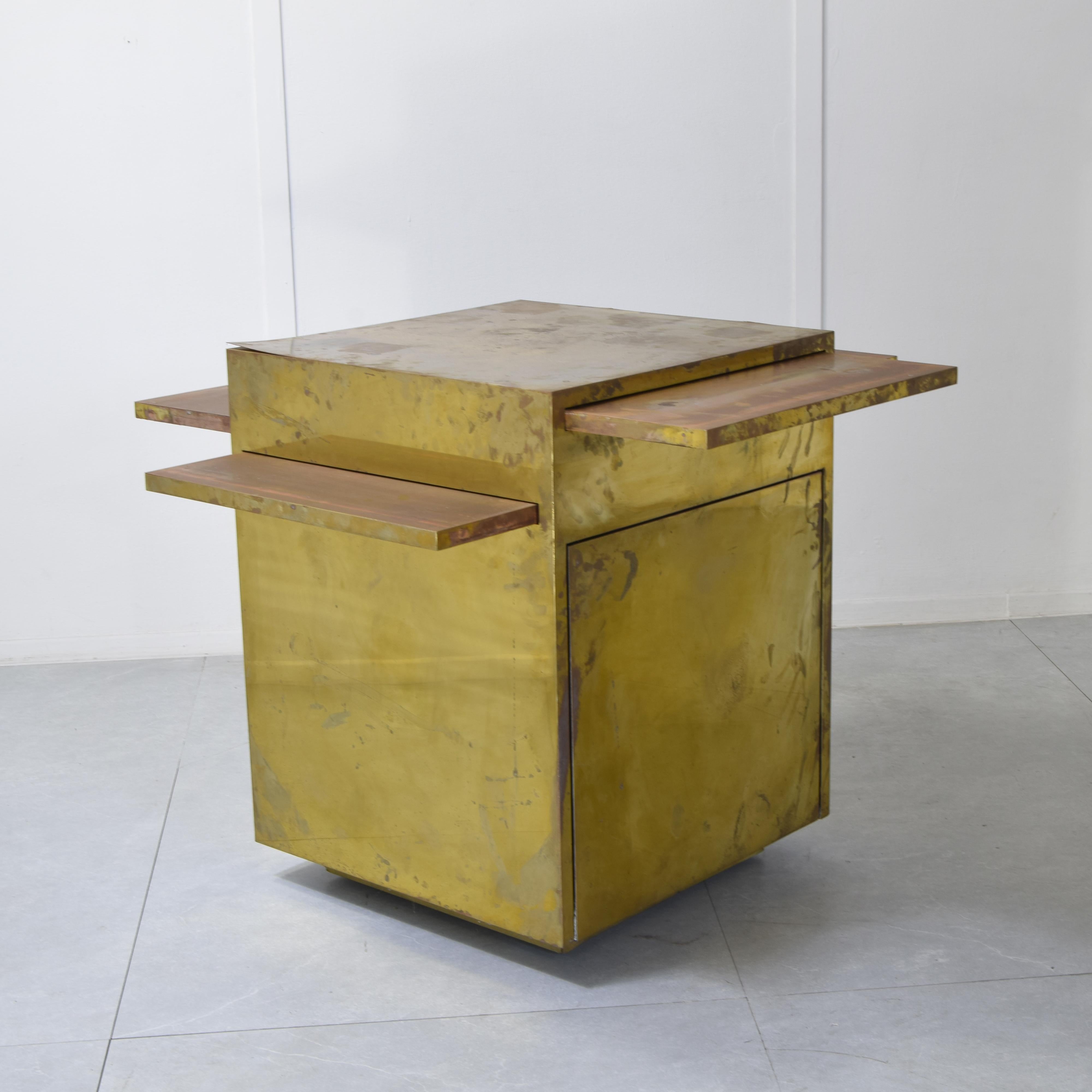 Produced in the ’70s, this piece is an icon of originality and innovation in design. Its uniqueness lies in its surprising ability to transform: what appears to be a monolithic cube opens with ingenious engineering to reveal a multitude of