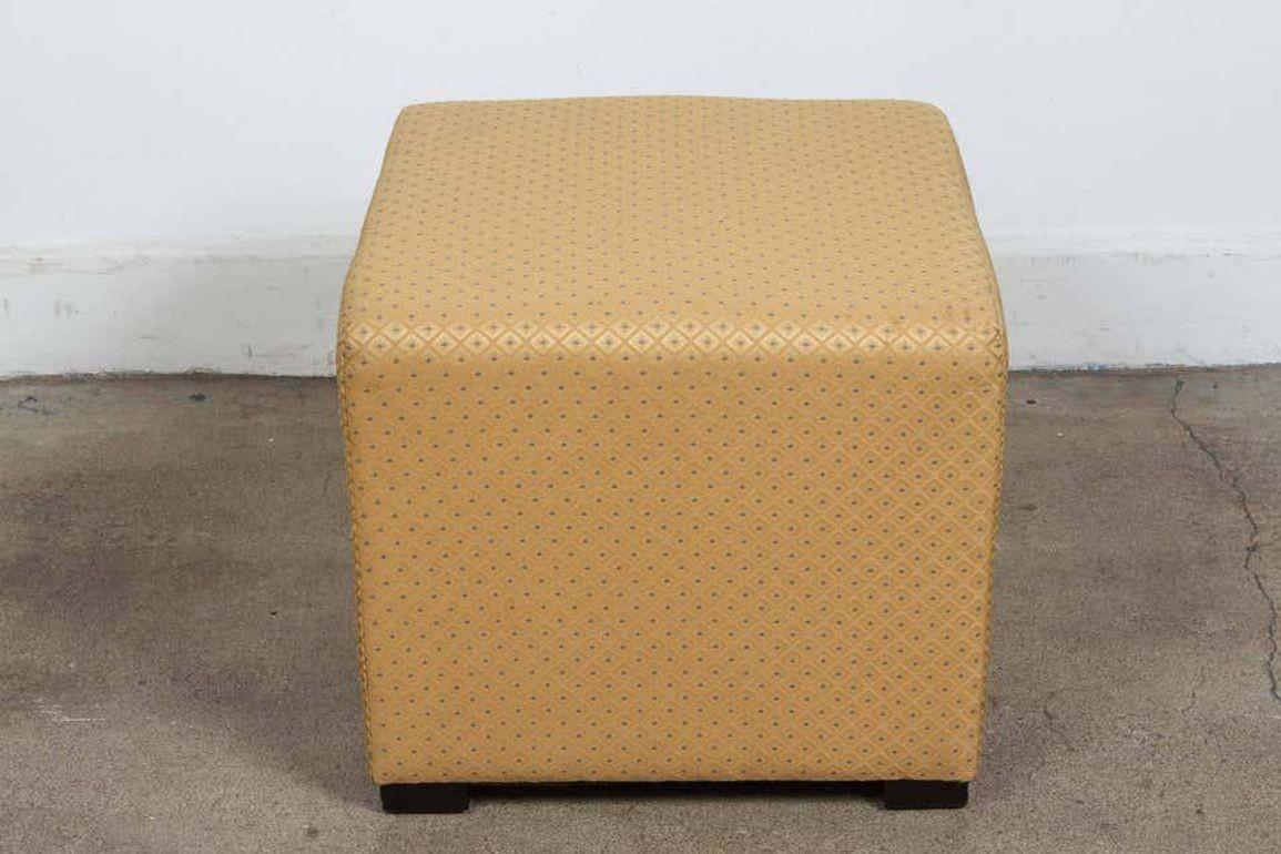 Taburete Tapizado Cubo Pufs Otomanos Marroquíes en Bueno estado para la venta en Moreno Valley, CA