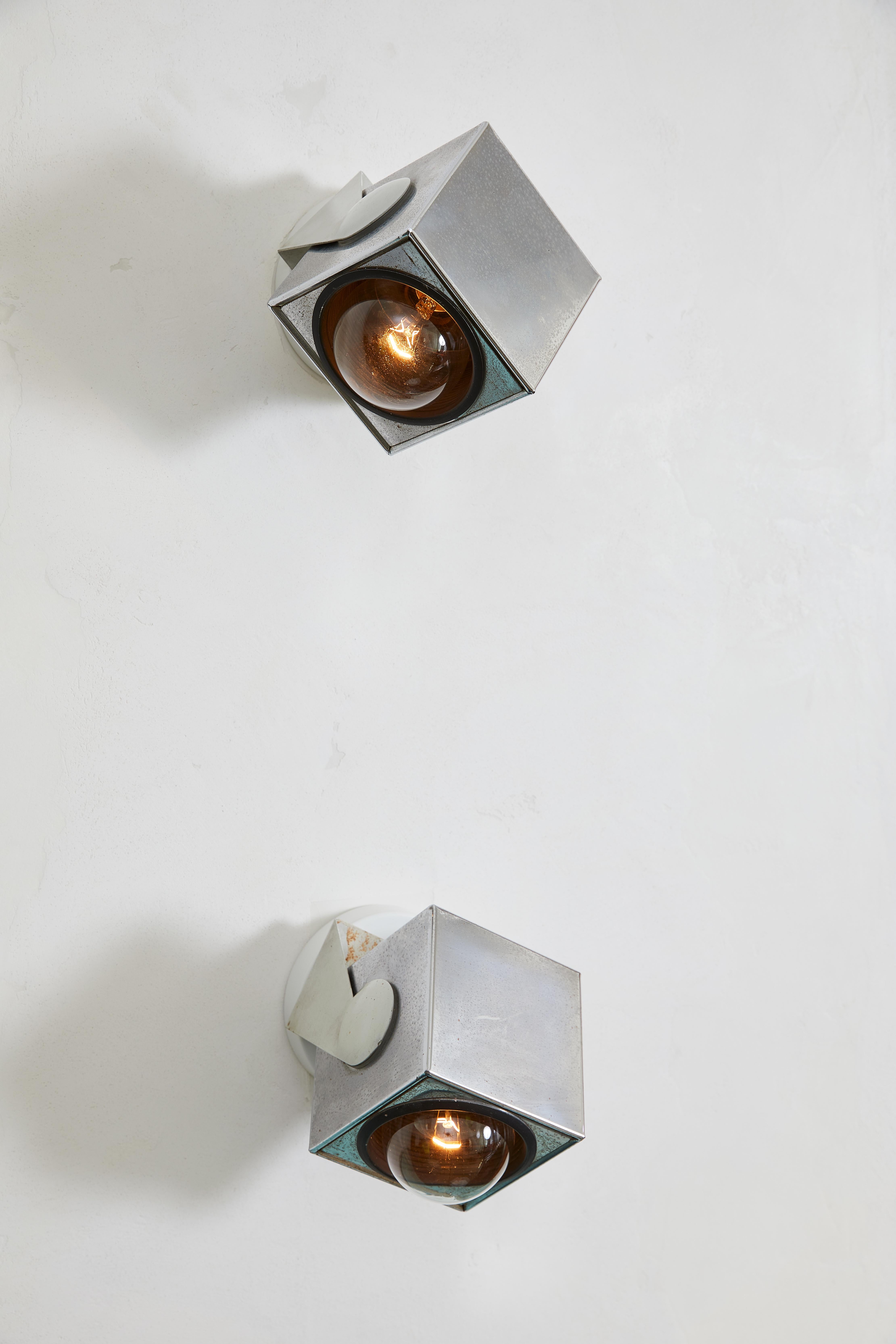 Estos apliques vintage en forma de cubo de Reggiani  Illuminazione capturan una elegancia atemporal que casa el diseño modernista con la funcionalidad industrial. Fabricadas en acero con un acabado cromado, las luminarias han adquirido una pátina