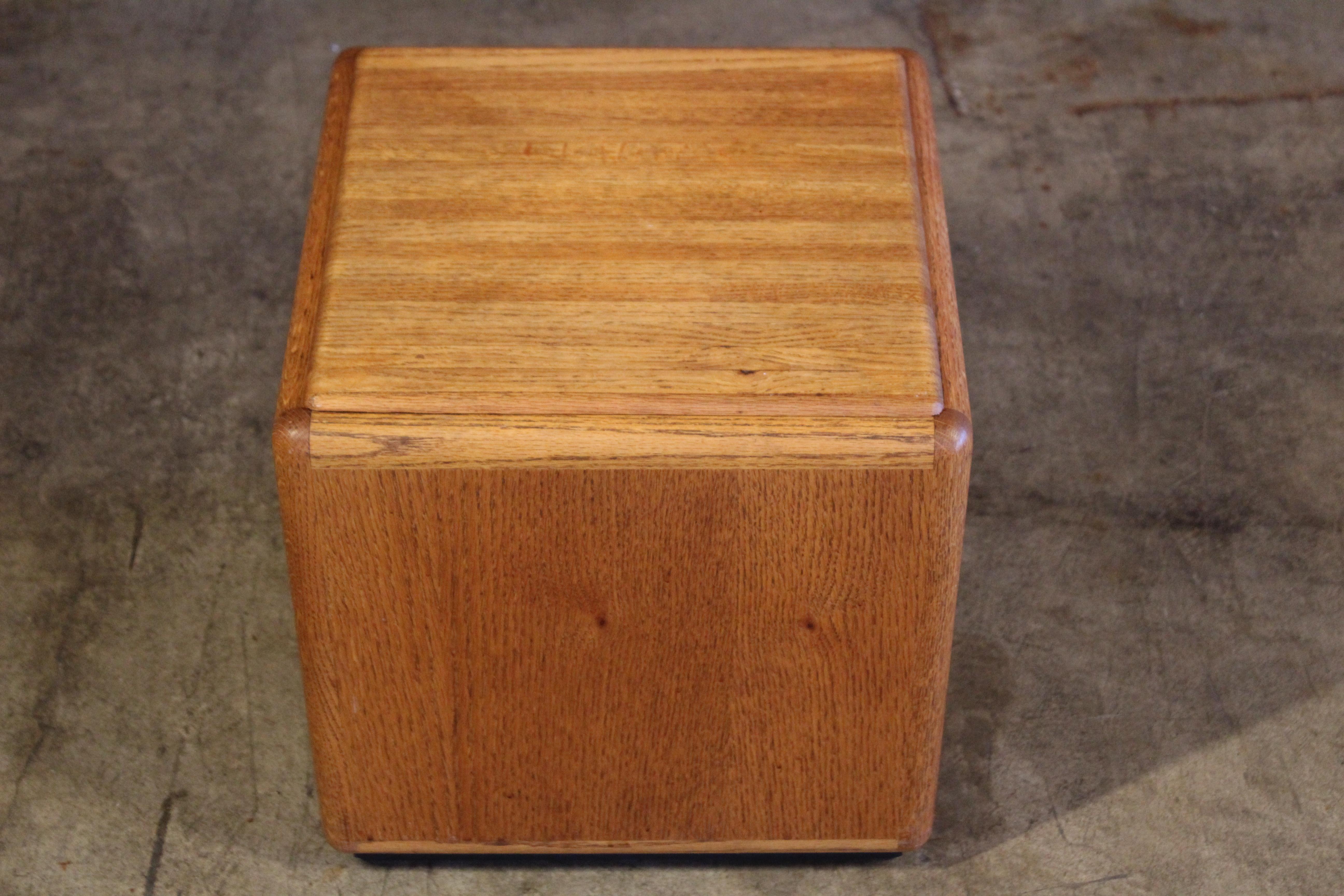 Chêne Table de rangement en chêne taillé de Lou Hodges, Californie, 1970 en vente