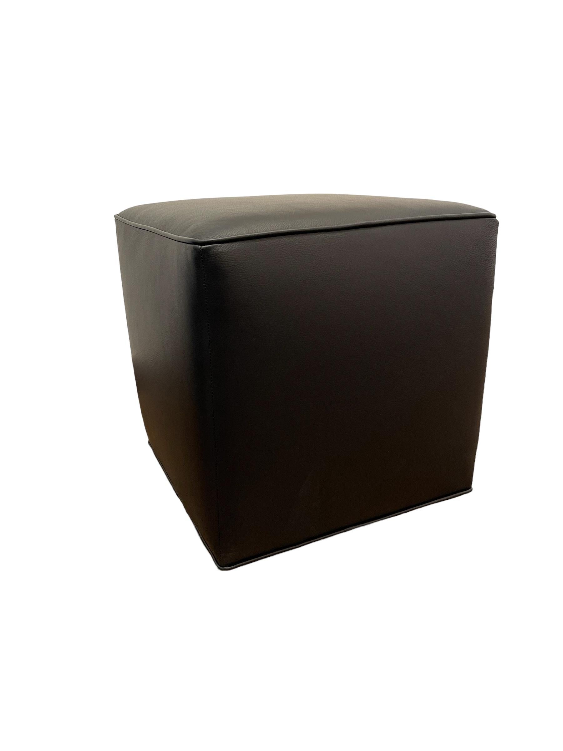 Otomana cúbica de piel lisa italiana Noir Moderno en venta