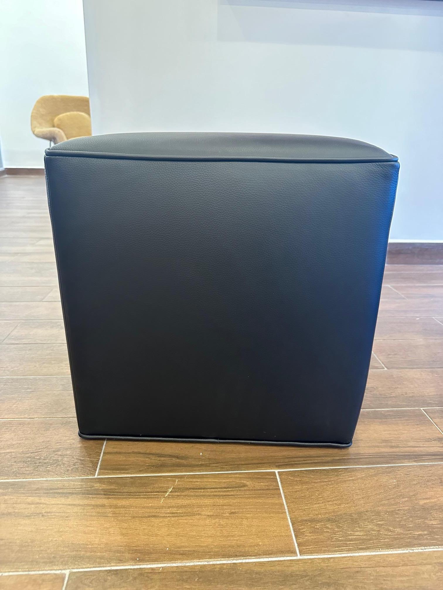 Otomana cúbica de piel lisa italiana Noir Siglo XXI y contemporáneo en venta