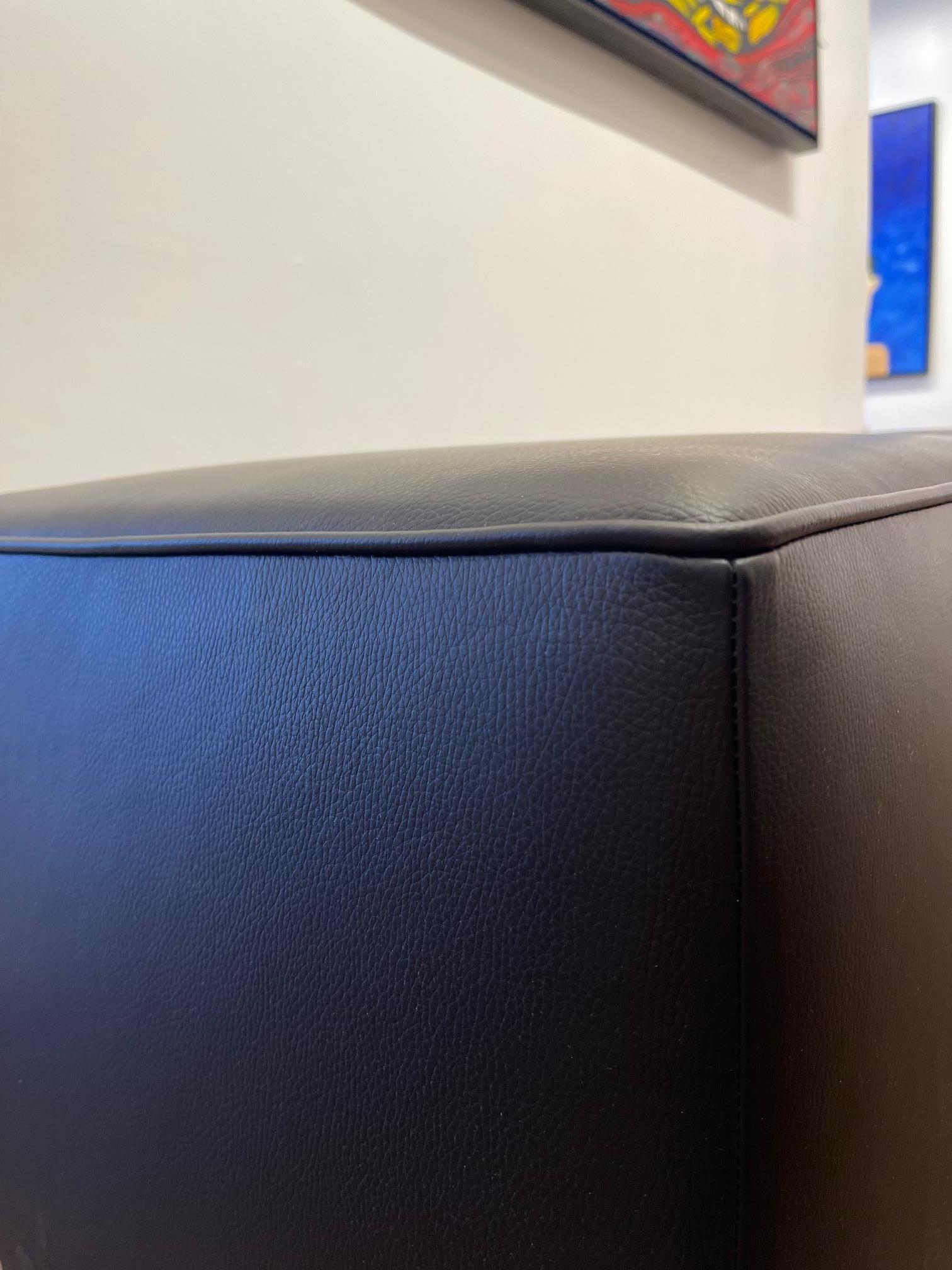 Otomana cúbica de piel lisa italiana Noir Cuero en venta