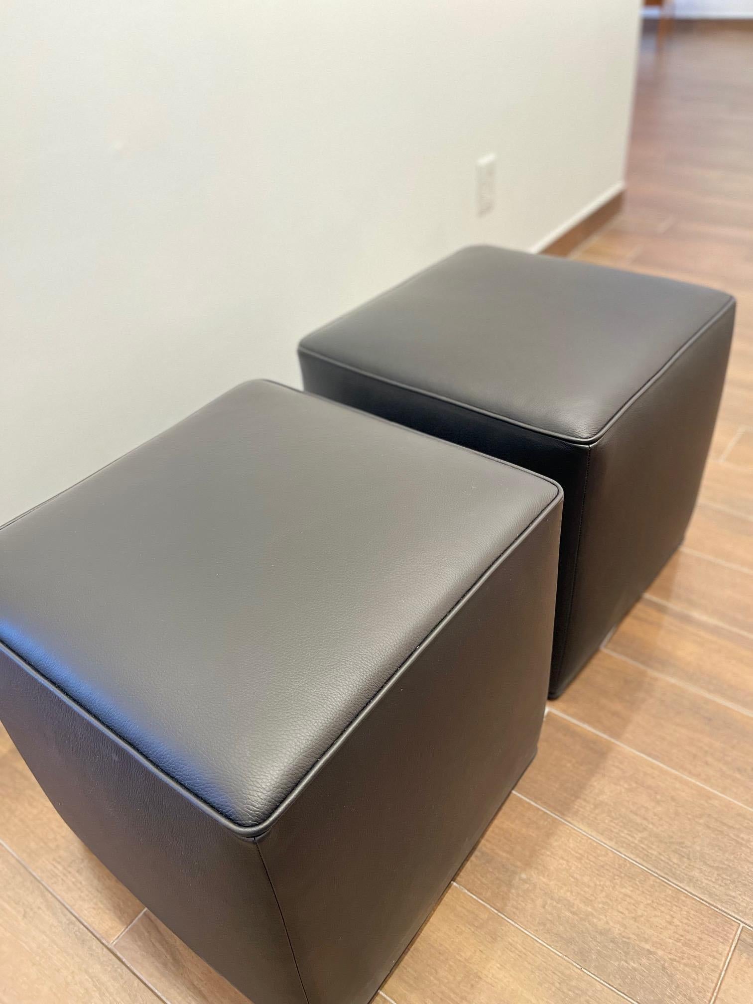 Otomana cúbica de piel lisa italiana Noir en venta 1