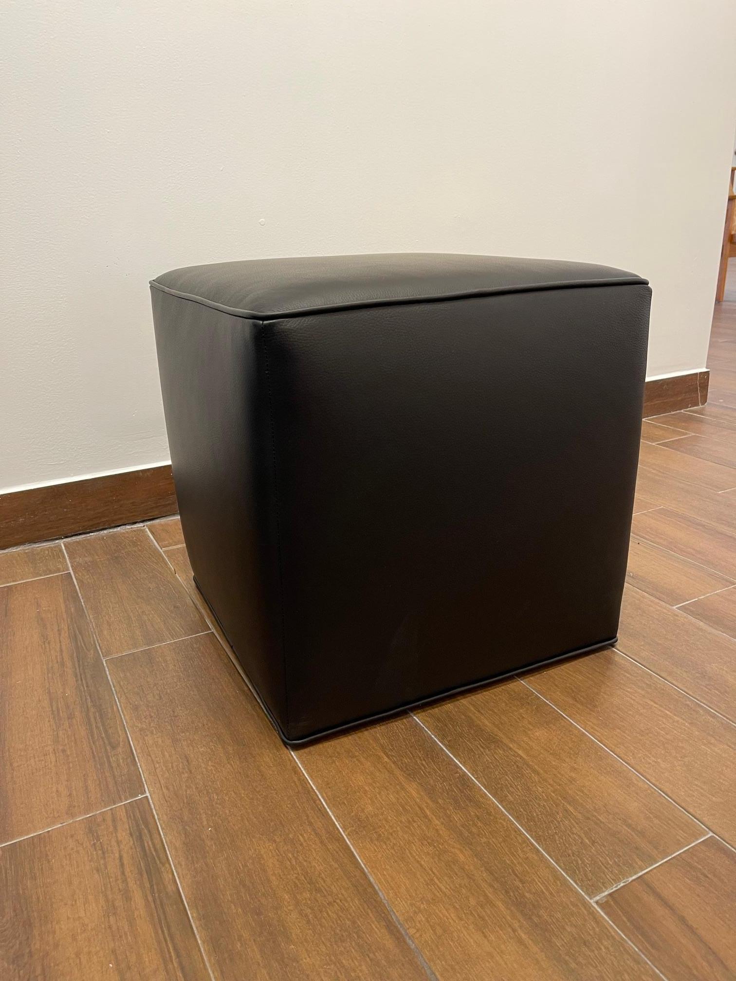 Otomana cúbica de piel lisa italiana Noir en venta 2