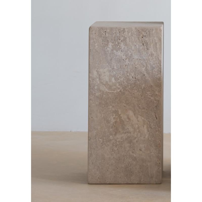 Italiano Tavolino decorativo Cubes Square Muted Beige in travertino di Beije Avenue in vendita