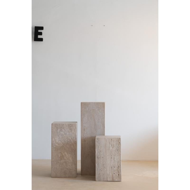 XXI secolo e contemporaneo Tavolino decorativo Cubes Square Muted Beige in travertino di Beije Avenue in vendita