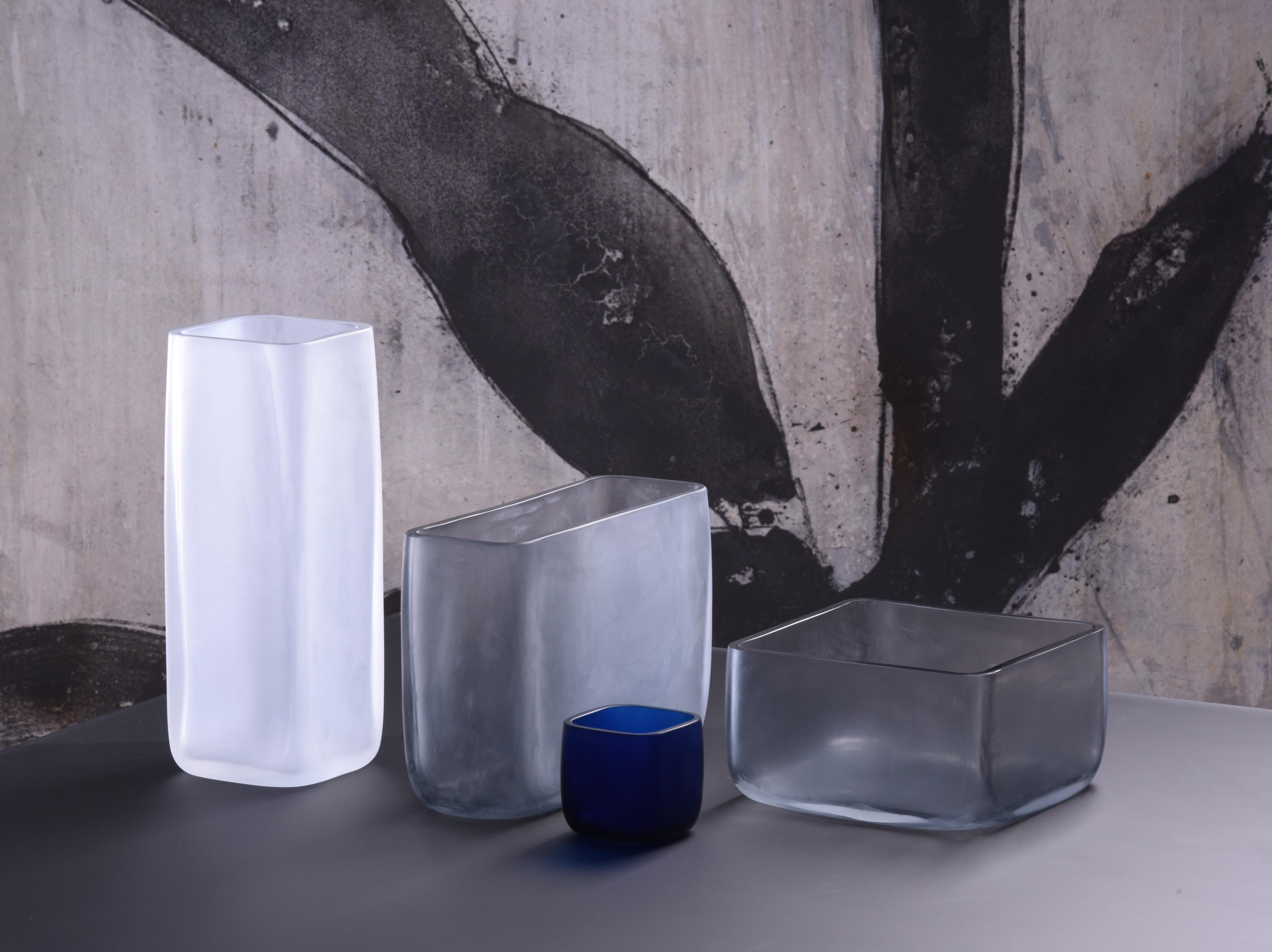 21st Century LPWK Würfel Mini-Schale gefrostet Murano-Glas verschiedenen Farben.
Die von LPWK entworfene Kollektion cubes besteht aus Schalen, Minibehältern und einer Vase aus gefrostetem Muranoglas, bei der die Linien - ausdrücklich vom Würfel