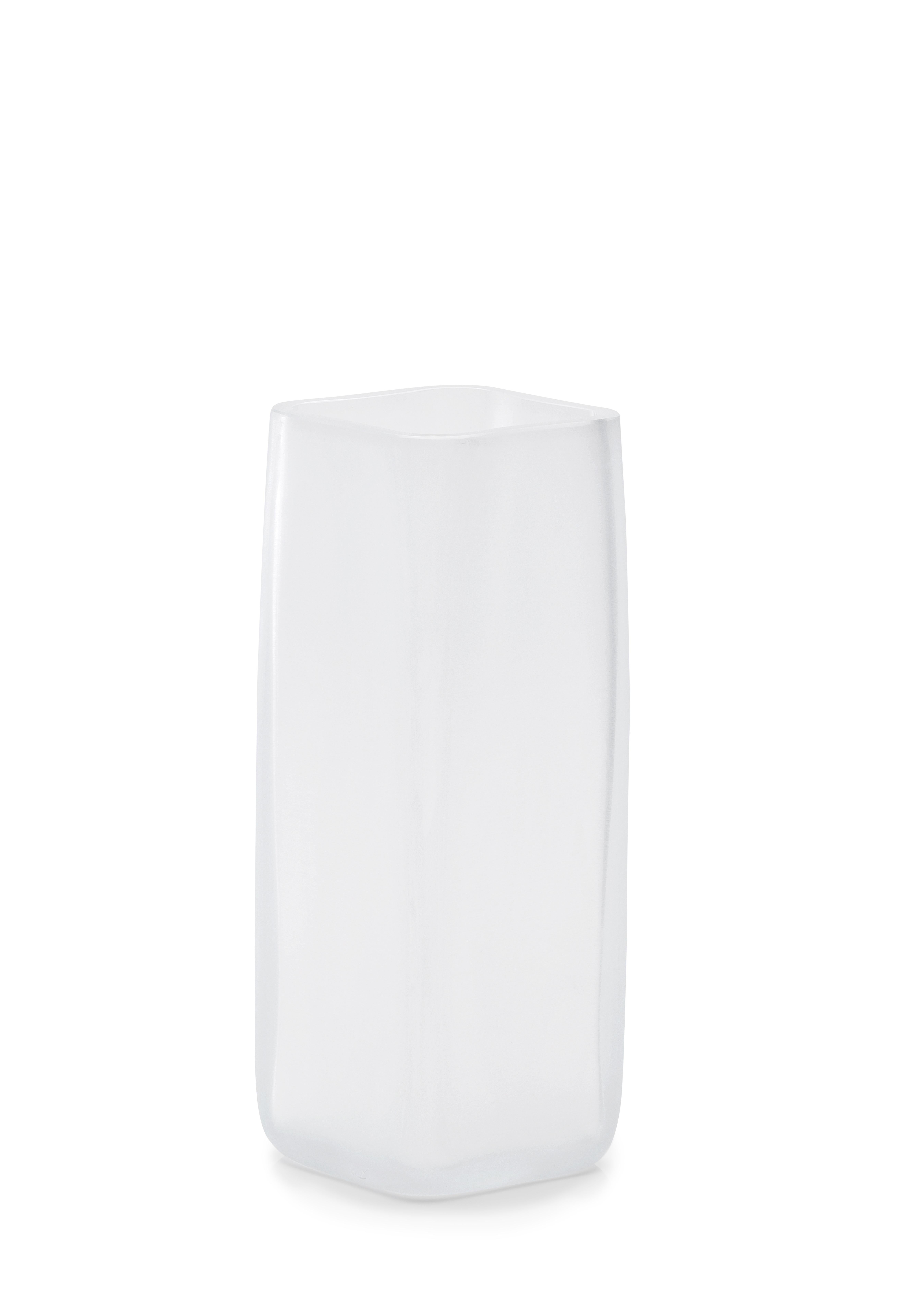 vase LPWK CUBES du 21ème siècle. Verre de Murano dépoli de différentes couleurs.
Conçue par LPWK, Cubes est une collection comprenant des bols, des miniconteneurs et un vase en verre de Murano dépoli, dans laquelle les lignes - expressément