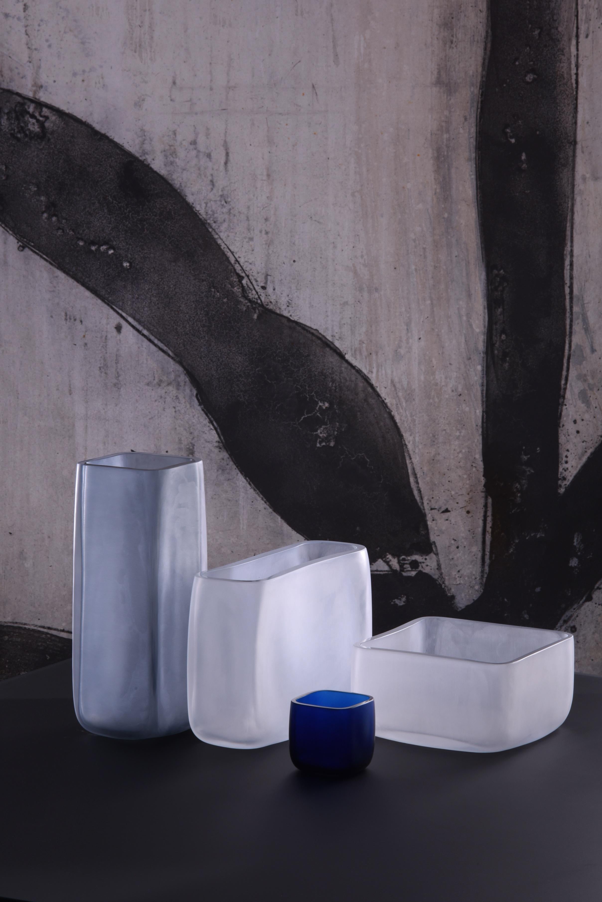 italien Vase LPWK du 21ème siècle en verre de Murano dépoli de différentes couleurs en vente