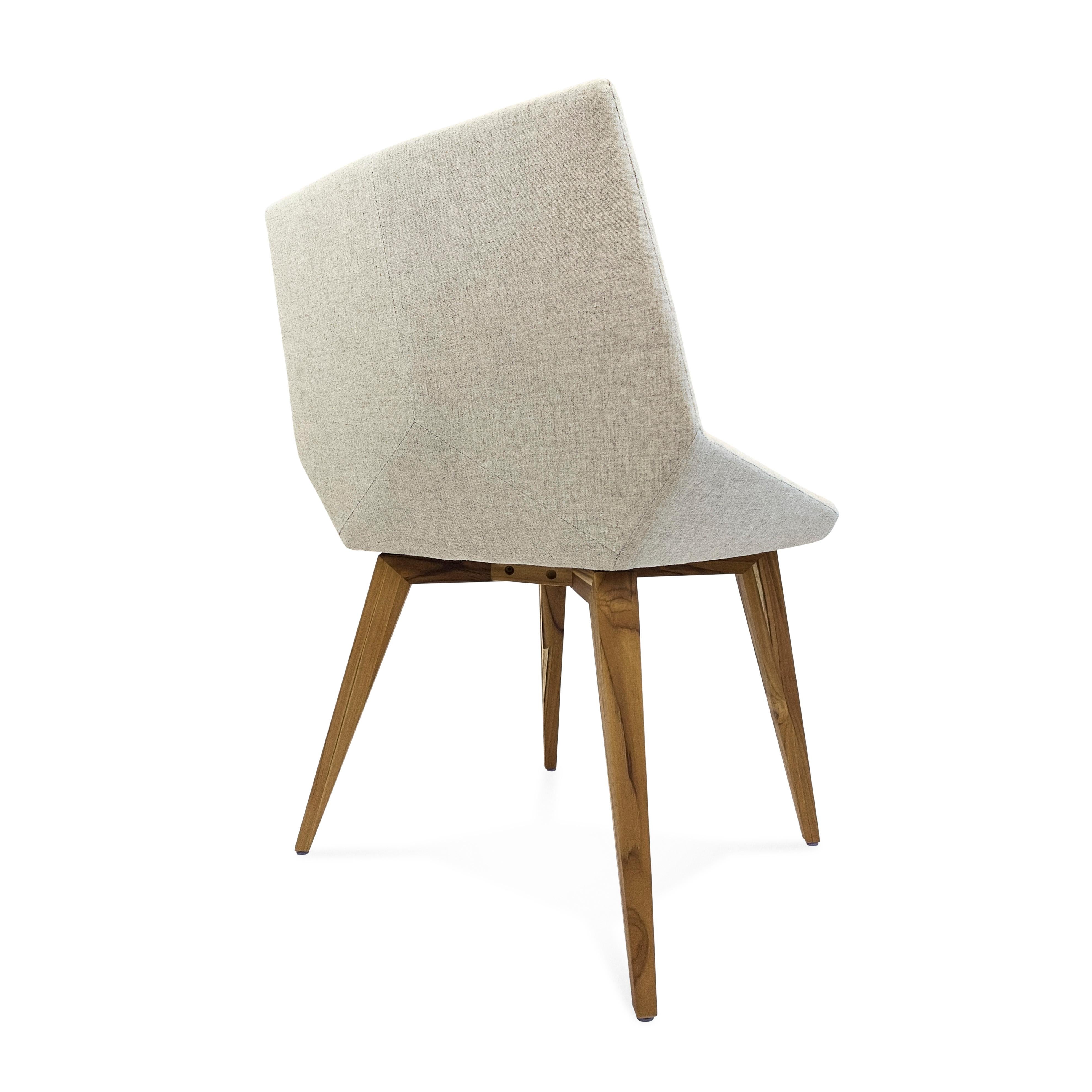Anpassbarer geometrischer Esszimmerstuhl aus Teakholz und hafermehlfarbenem Stoff, Cubi-Kollektion im Angebot 1