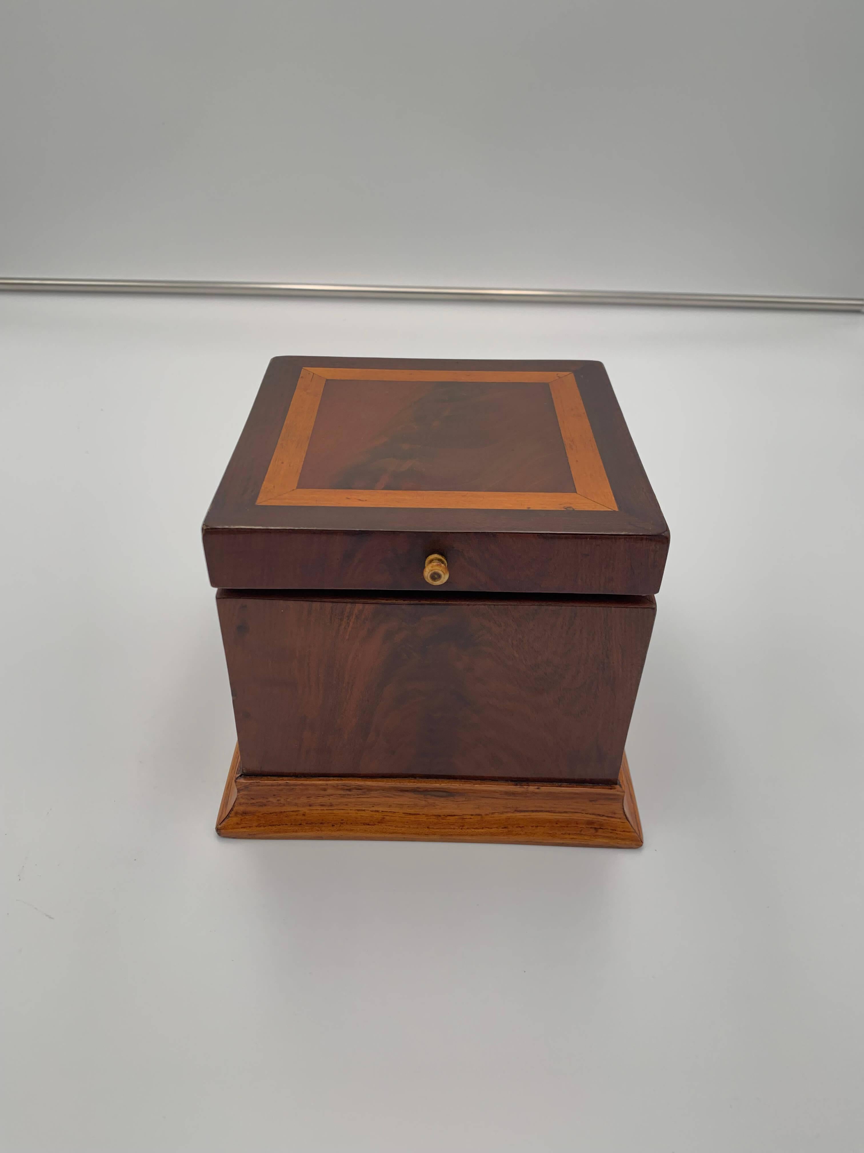 Cubic Biedermeier box, mahogany and maple, Austria circa 1840

Rare cubic shaped decorative box form the Biedermeier period.
Mahogany veneered with maple inlays. Oak base. Restored and shellac hand-polished

Dimensions: H 14.2 x W 17.7 cm x D