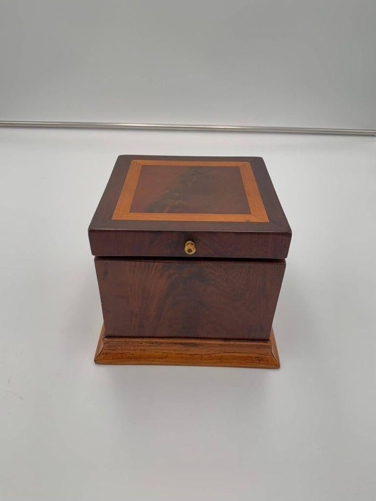 Caja Biedermeier cúbica, caoba y arce, Austria circa 1840

Rara caja decorativa de forma cúbica del periodo Biedermeier.
Chapeado de caoba con incrustaciones de arce. Base de roble. Restaurado y pulido a mano con goma laca

Dimensiones: Alt. 14,2 x