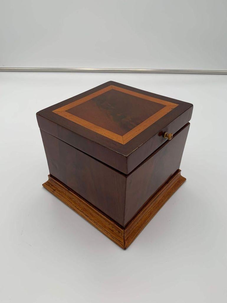 Caja Biedermeier cúbica, caoba y arce, Austria, hacia 1840 Austríaco en venta