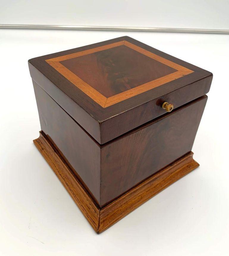 Caja Biedermeier cúbica, caoba y arce, Austria, hacia 1840 en Bueno estado para la venta en Regensburg, DE