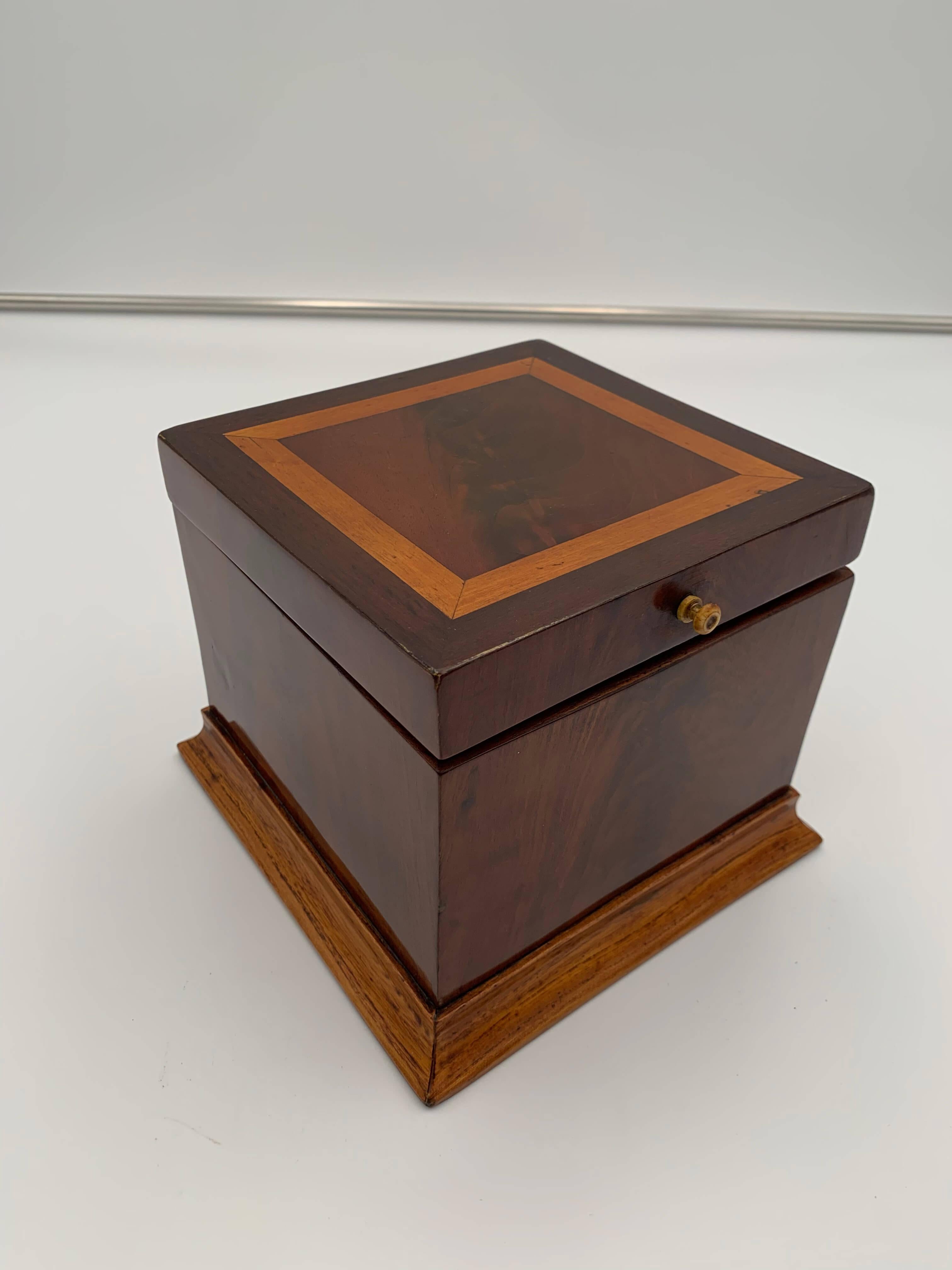 Cubic Biedermeier Box, Mahogany and Maple, Austria, circa 1840 In Good Condition For Sale In Regensburg, DE