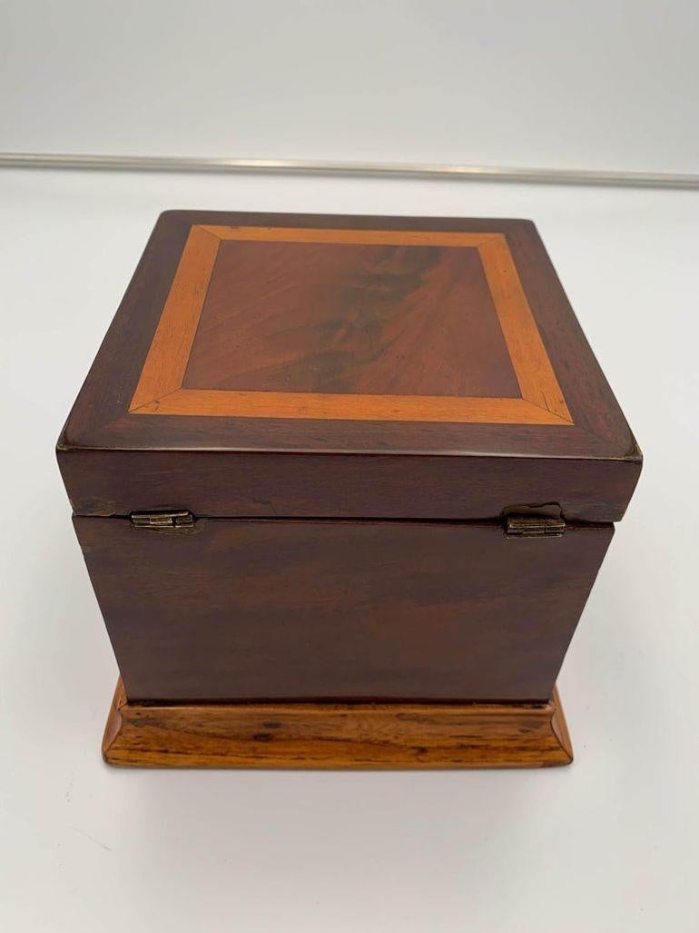 Caja Biedermeier cúbica, caoba y arce, Austria, hacia 1840 Caoba en venta