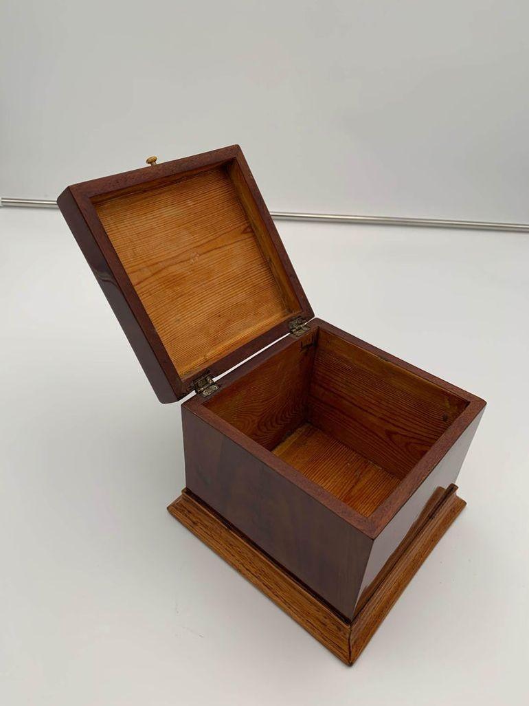 Caja Biedermeier cúbica, caoba y arce, Austria, hacia 1840 en venta 1