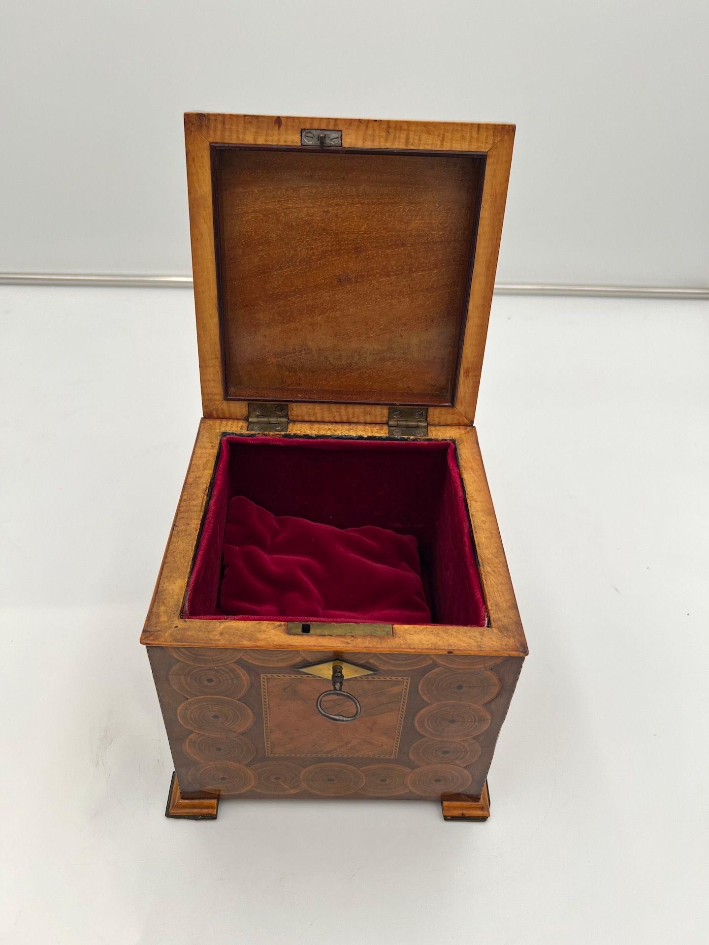 Cubic Biedermeier Box, Walnut with Inlays, Austria, circa 1830 5