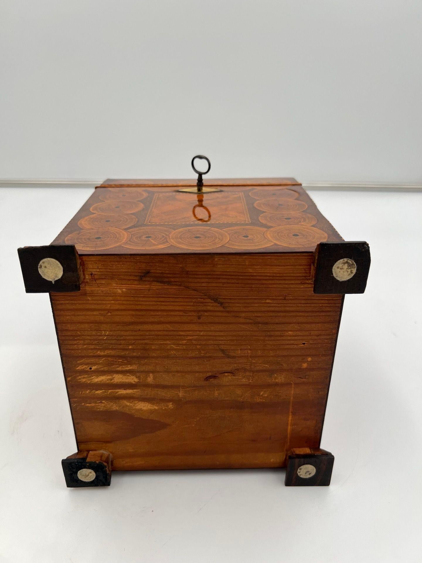 Cubic Biedermeier Box, Walnut with Inlays, Austria, circa 1830 10