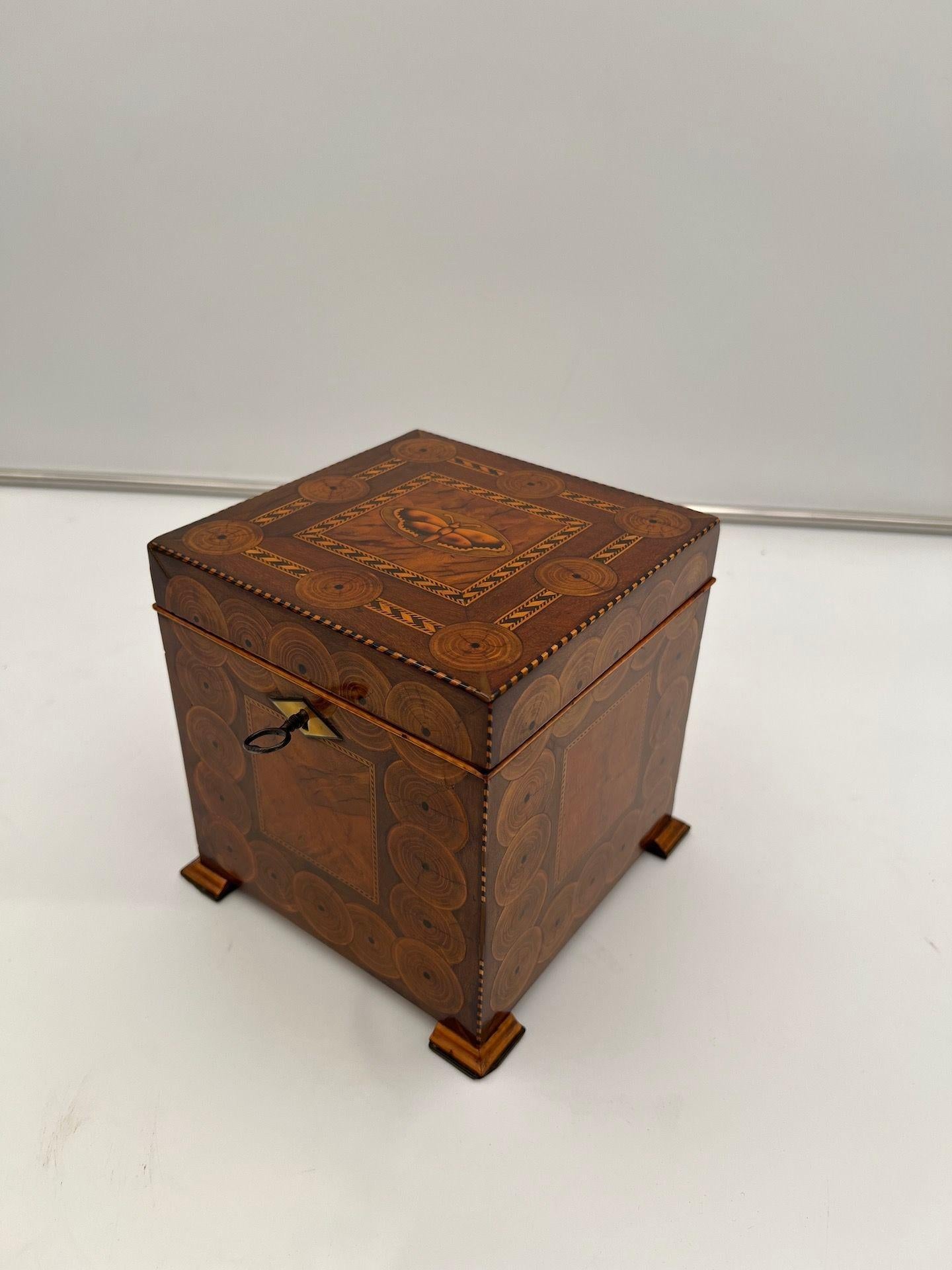 Cubic Biedermeier Box, Walnut with Inlays, Austria, circa 1830 In Good Condition In Regensburg, DE