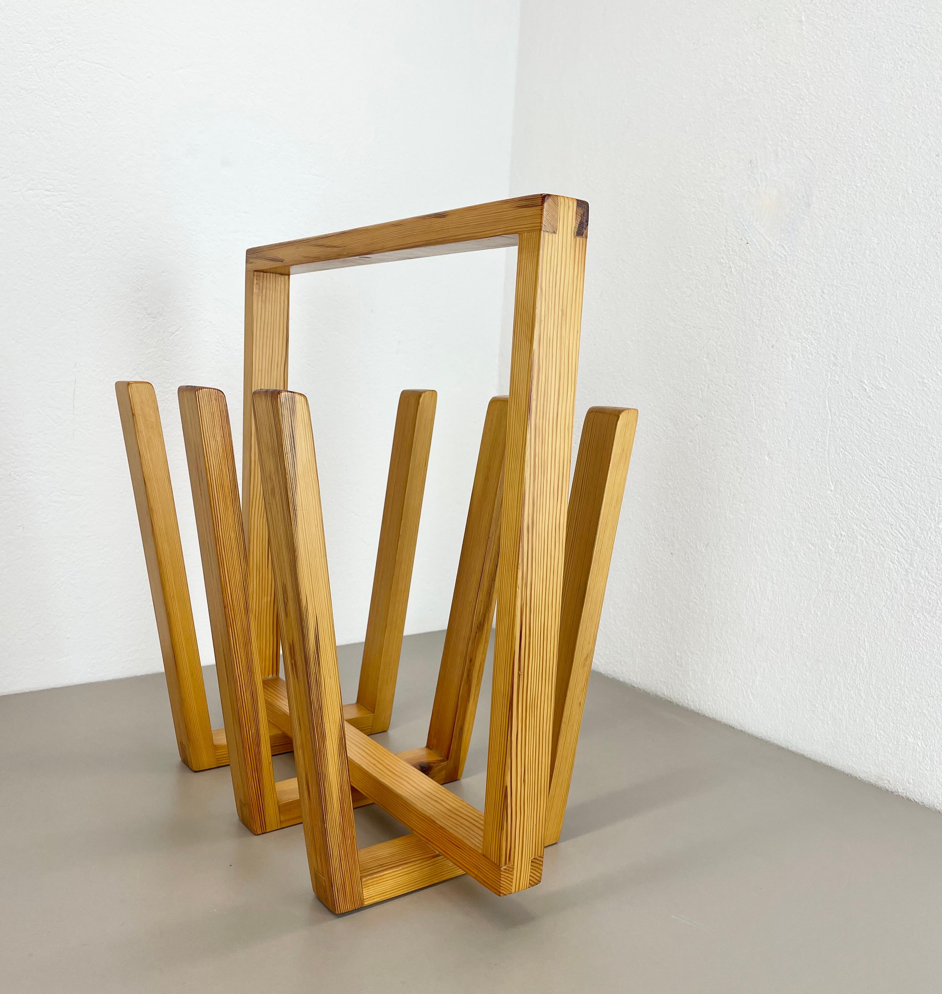 Artikel:

 Magazinhalterelement


Herkunft:

FRANKREICH


Alter:

1970s


Design/One:

im Stil von Pierre Chapo und Charlotte Perriand



Dieses Zeitschriftenhalterelement ist aus Massivholz gefertigt und hat ein sehr minimalistisches und