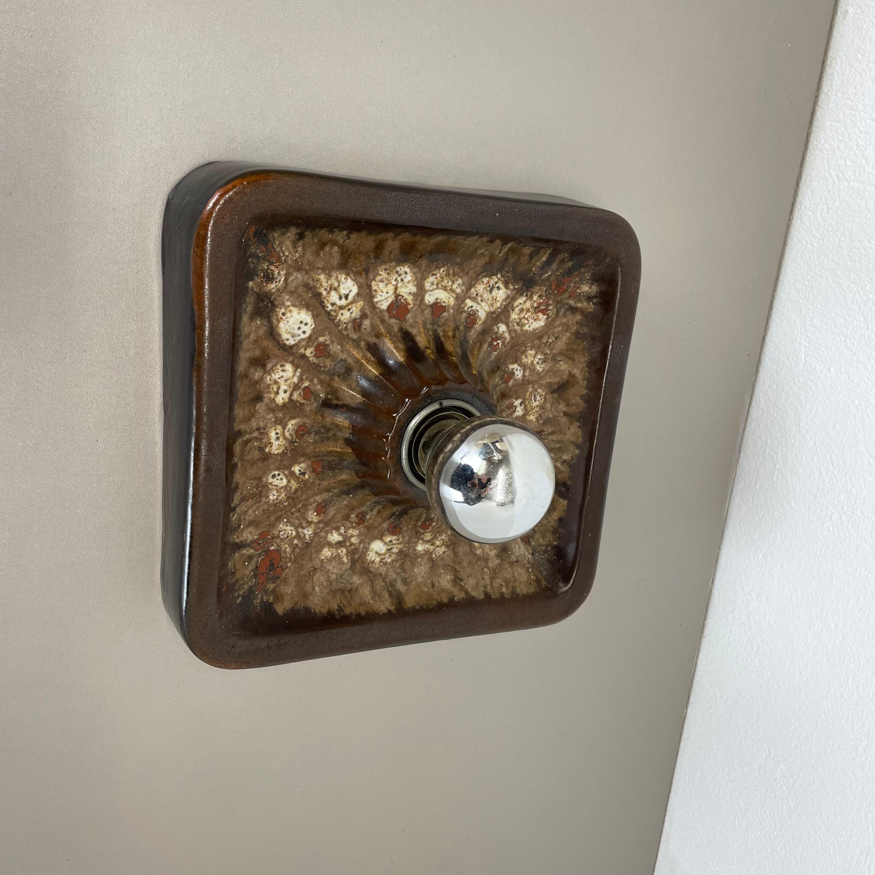 Article:

Wall light sconce


Origin:

Germany.


Producer:

Hustadt Leuchten



Age:

1970s.



Description:

Original 1970s modernist German wall light made of ceramic in fat lava optic. This super rare light was produced in the 1970s in a POP ART