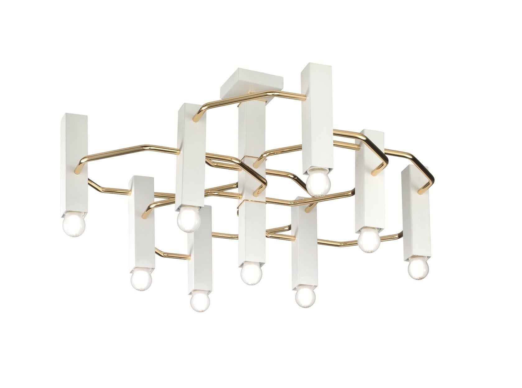 Lustre italien géométrique avec 9 douilles carrées blanches reliées entre elles par des tubes métalliques en finition dorée brillante / Fabriqué en Italie par Fabio Ltd inspiré par Gaetano Sciolari
Longueur : 26 pouces / Largeur : 26 pouces /
