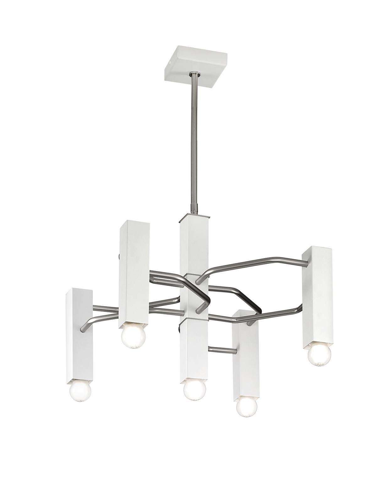 Lampadario geometrico italiano da incasso o lampadario con 5 portalampade quadrati bianchi interconnessi con tubi metallici in finitura nichel satinato / Realizzato in Italia da FABIO LTD ispirato a Gaetano Sciolari
Lunghezza: 16,5 pollici /