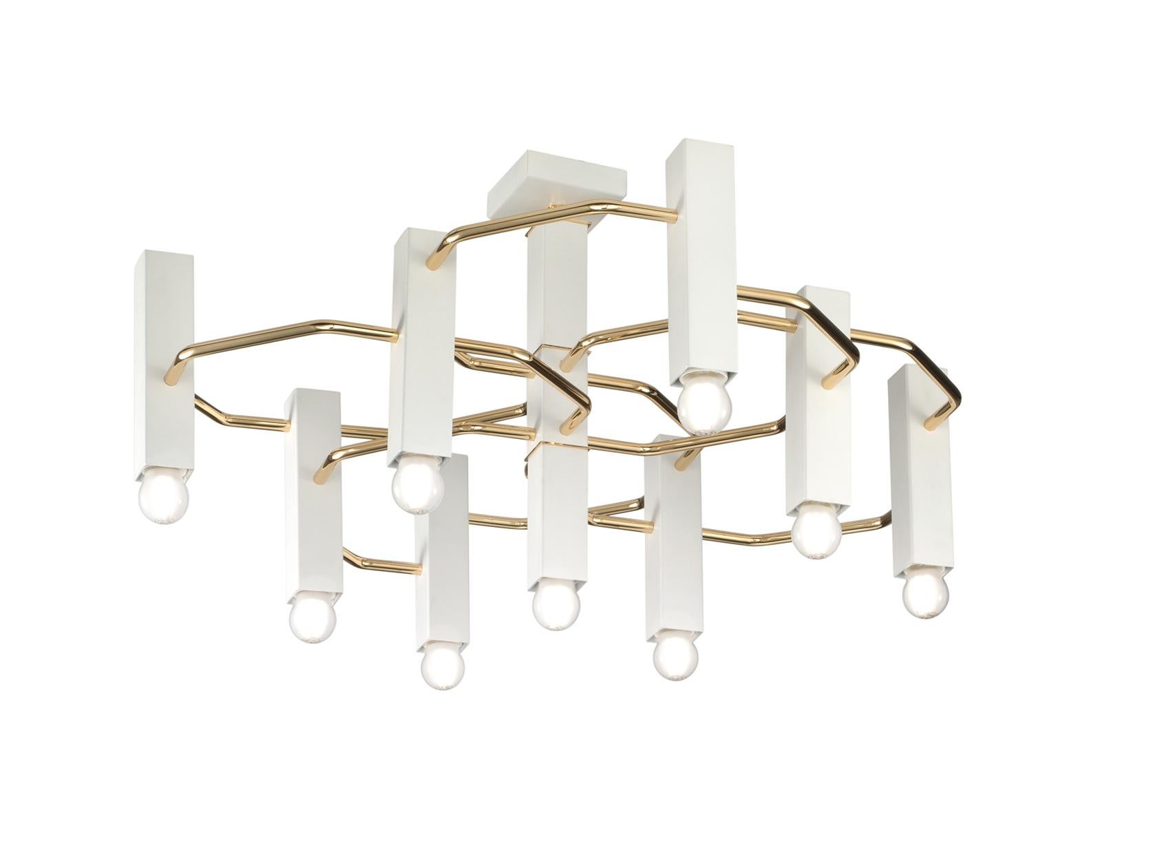 Lustre italien géométrique avec 9 douilles carrées blanches reliées entre elles par des tubes métalliques en finition dorée brillante / Fabriqué en Italie par Fabio Ltd inspiré par Gaetano Sciolari
Longueur : 26 pouces / Largeur : 26 pouces /
