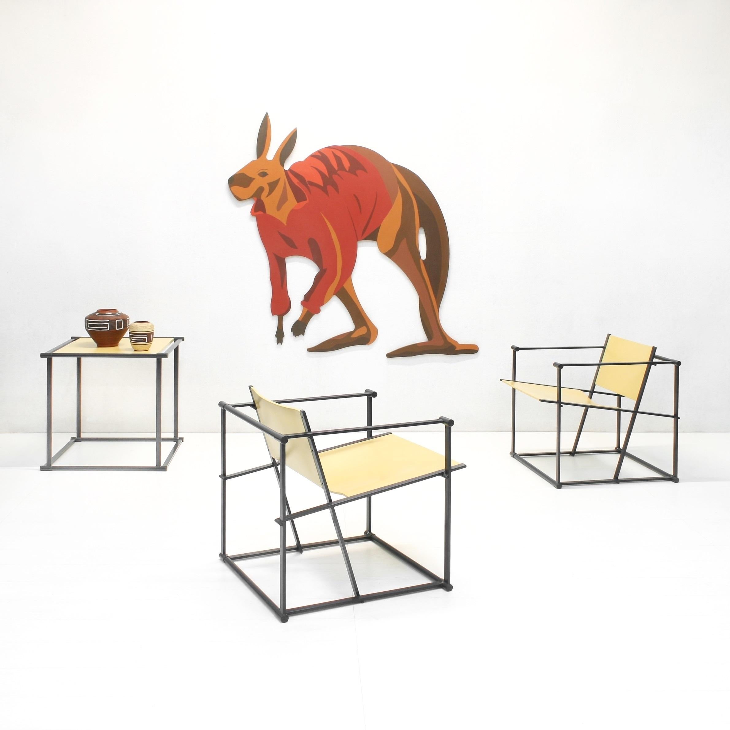 Charakteristisches Set aus zwei FM62 Cubic Stühlen, entworfen von Radboud van Beekum für Pastoe in den 1980er Jahren in den Niederlanden. 

Die Stühle bestehen aus einem dunkelgrau lackierten, quadratischen Metallgestell und einer Rückenlehne und