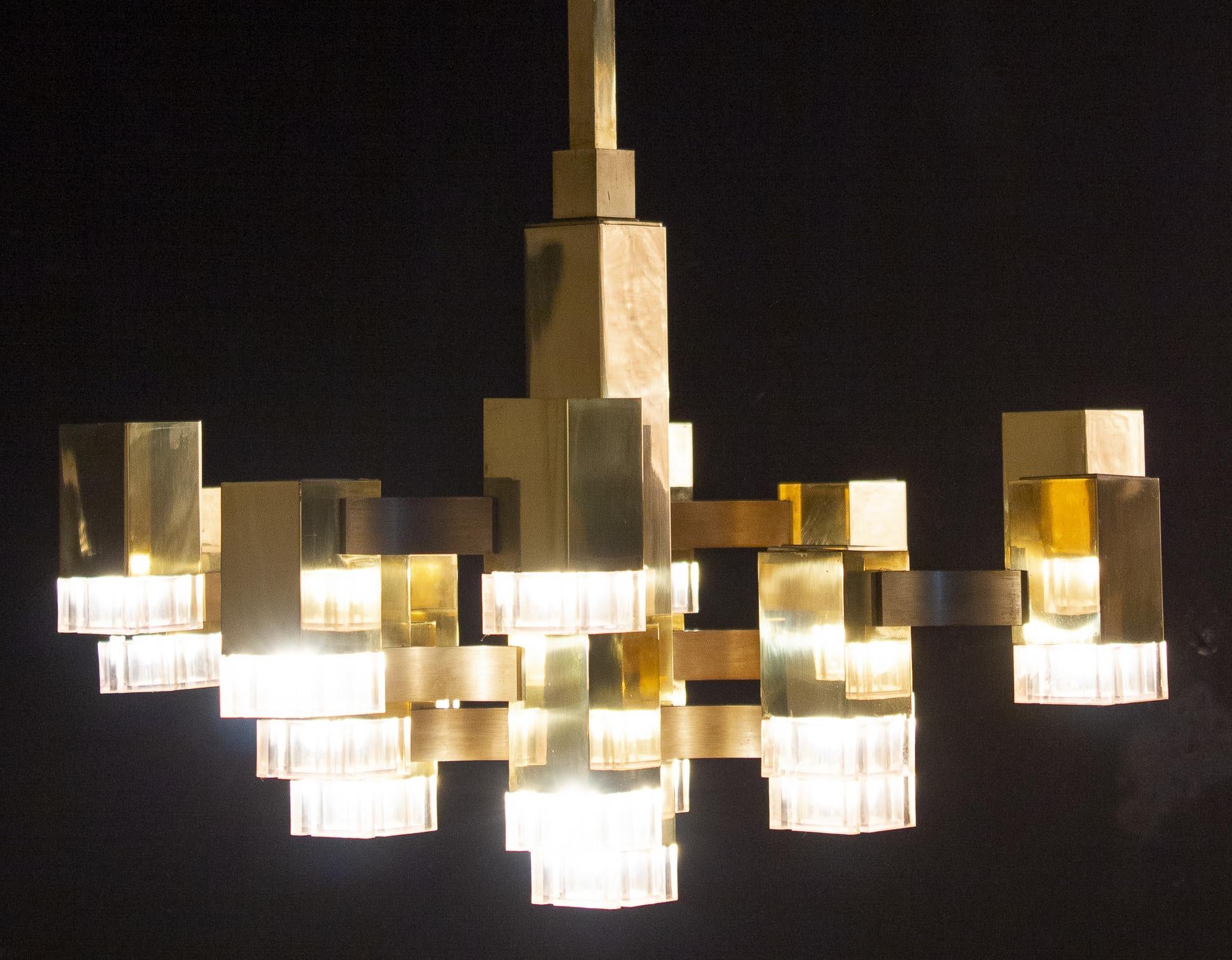 Famous chandelier belonging to the series inspired by a trip of Gaetano Sciolari in New York, the chandelier is composed of 17 lights that radiate a golden light.
 17 E 14 light bulbs. 
We can wire for your country standards.
Available a matching