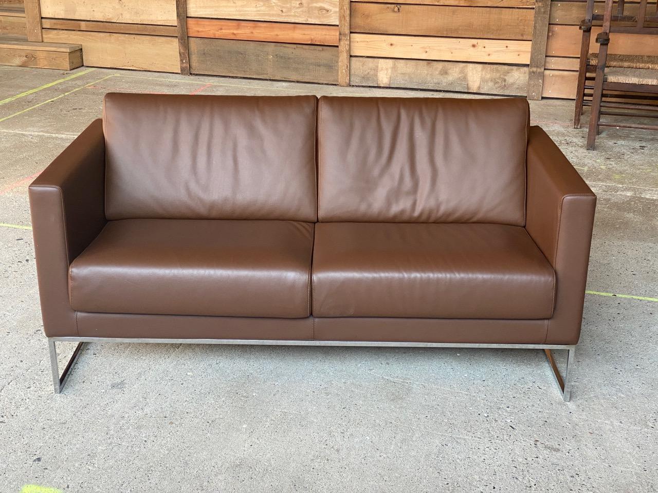 CUBIC - Sofá de diseño - Sofá de 2 plazas de Giulio MARELLI, fabricado en Italia.
En piel marrón, cuero: Manhattan 2062. Diseño minimalista de líneas limpias, elegancia contemporánea, estilo atemporal, patas cromadas, elegante y funcional,
en muy