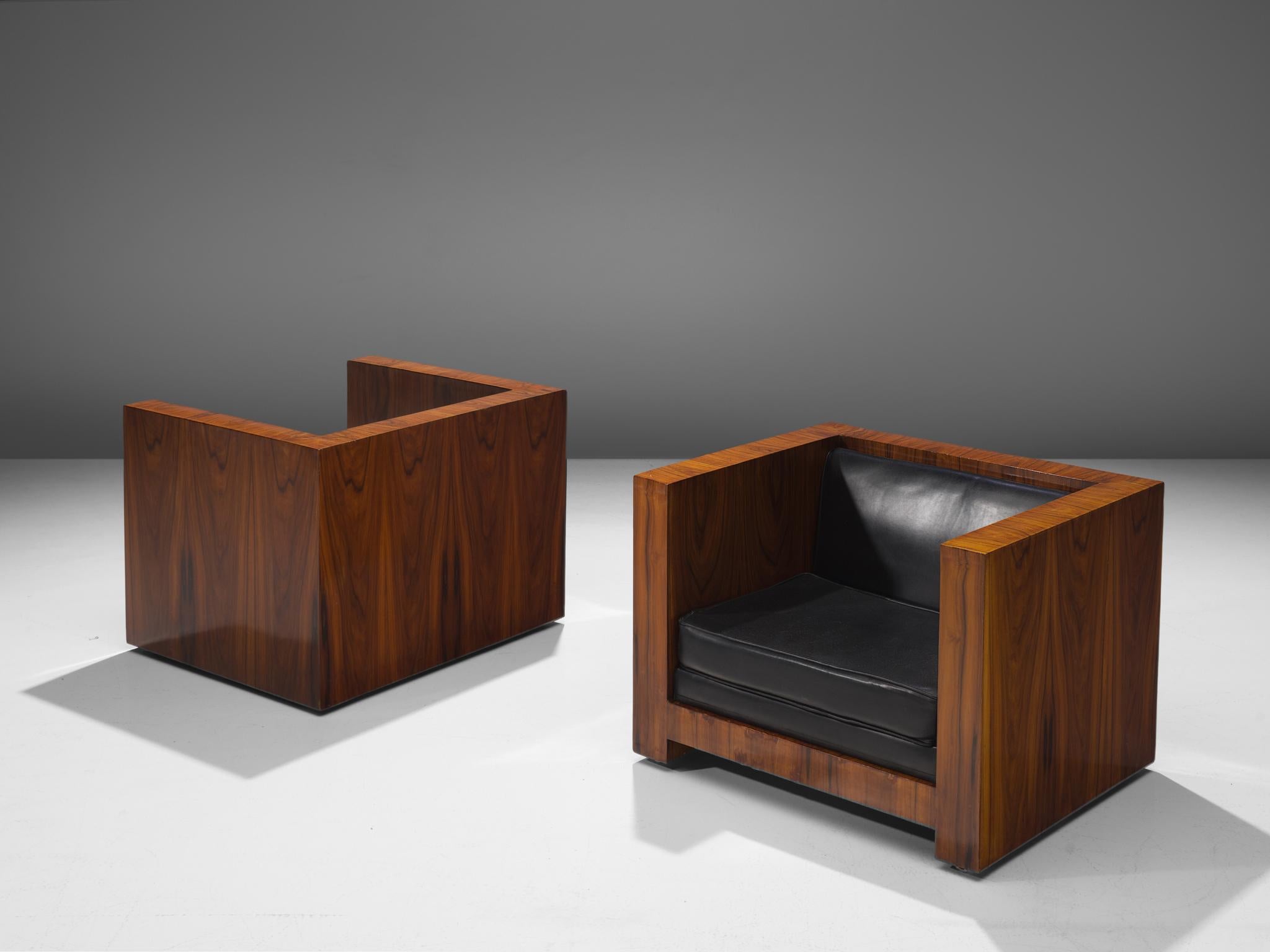 Paire de chaises longues italiennes, cuir, bois, Italie, années 1960
 
Un cadre cubique en bois caractérise cette paire de chaises longues. Le bois présente de jolis grains qui structurent naturellement le cadre. L'assise basse et le dossier sont