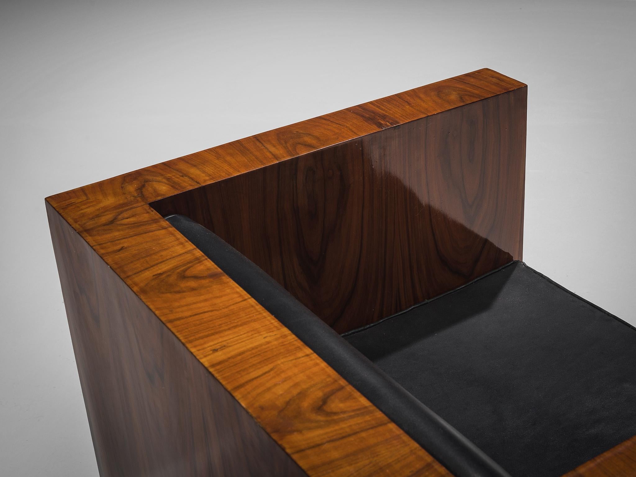 Mid-Century Modern Chaises longues italiennes cubiques avec cadre en bois et tissu d'ameublement en cuir noir