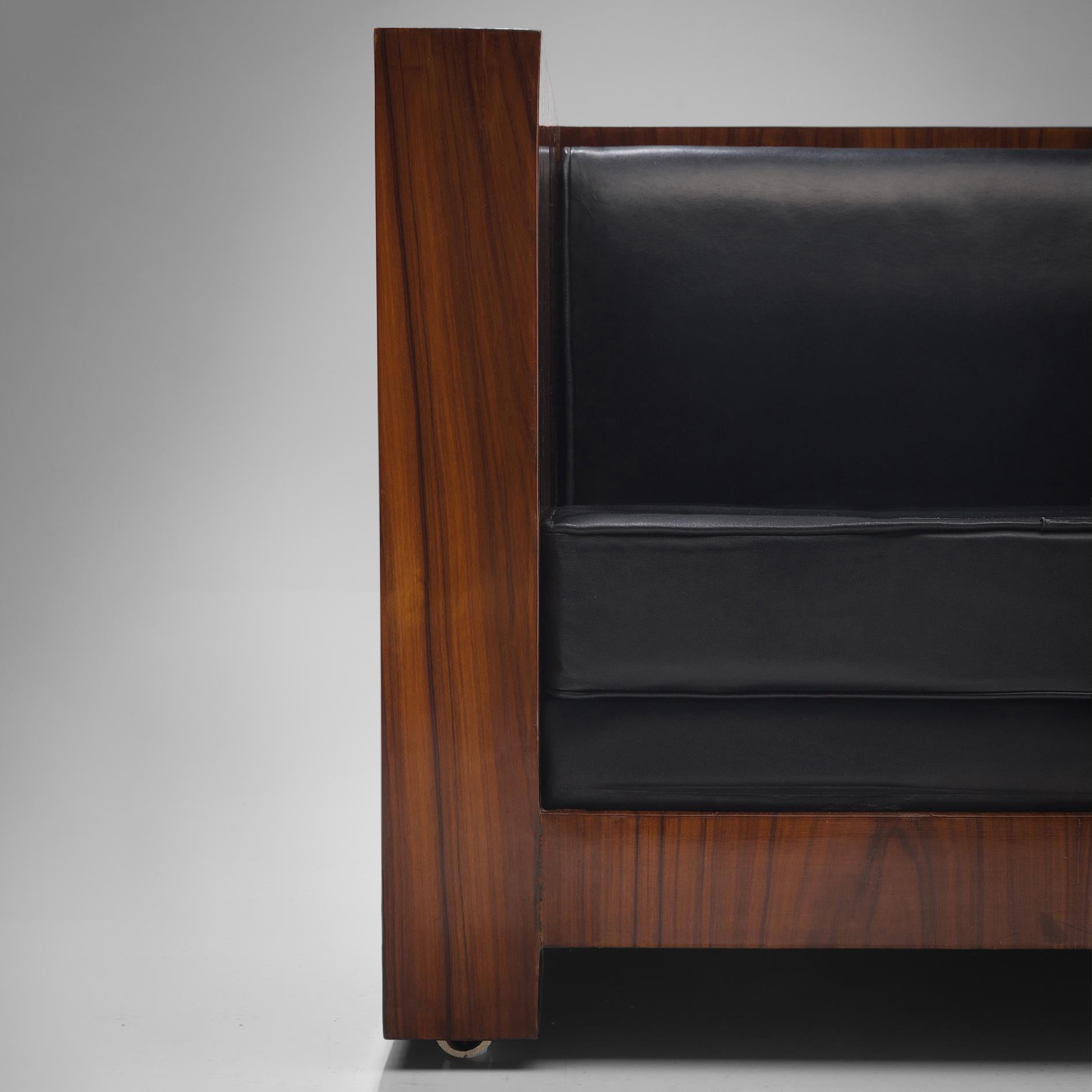 Milieu du XXe siècle Chaises longues italiennes cubiques avec cadre en bois et tissu d'ameublement en cuir noir