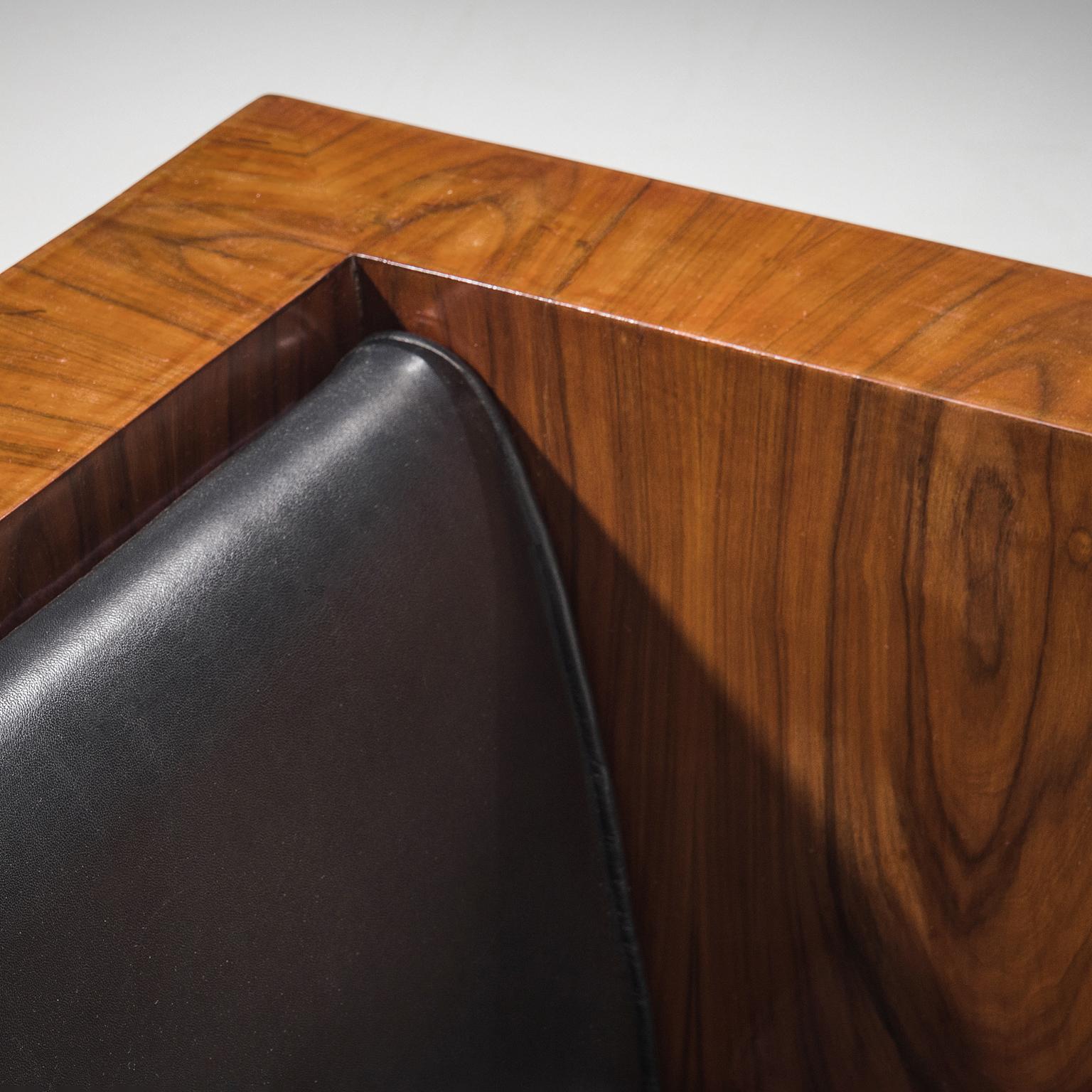 Chaises longues italiennes cubiques avec cadre en bois et tissu d'ameublement en cuir noir 1