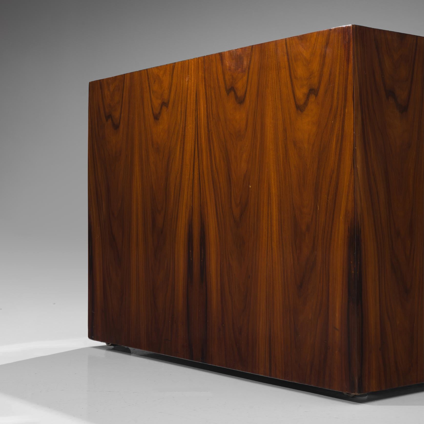 Chaises longues italiennes cubiques avec cadre en bois et tissu d'ameublement en cuir noir 2