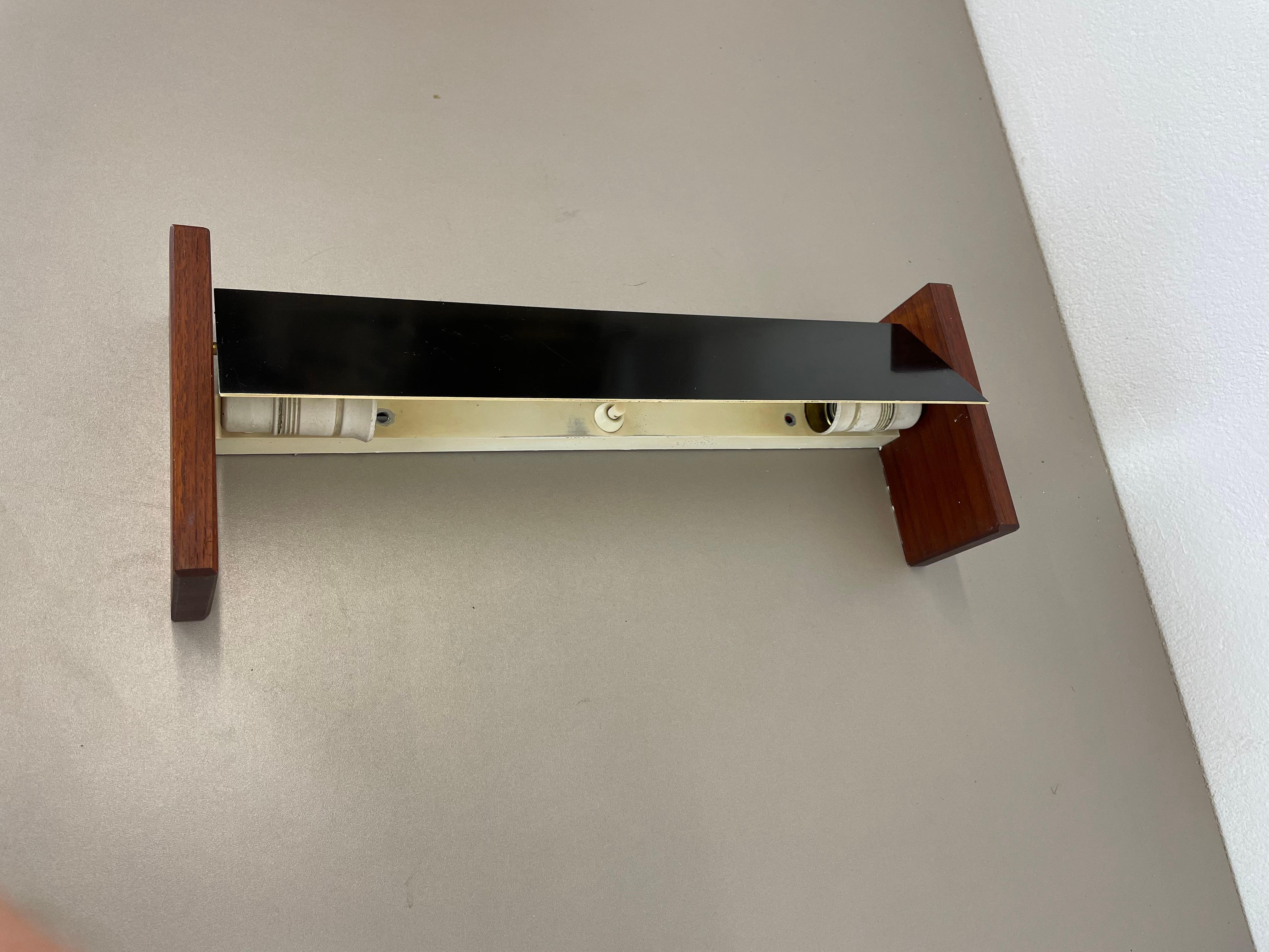 cubic Large 38cm Teak and Metal adjustable wall light element, Germany 1950s In Good Condition For Sale In Kirchlengern, DE