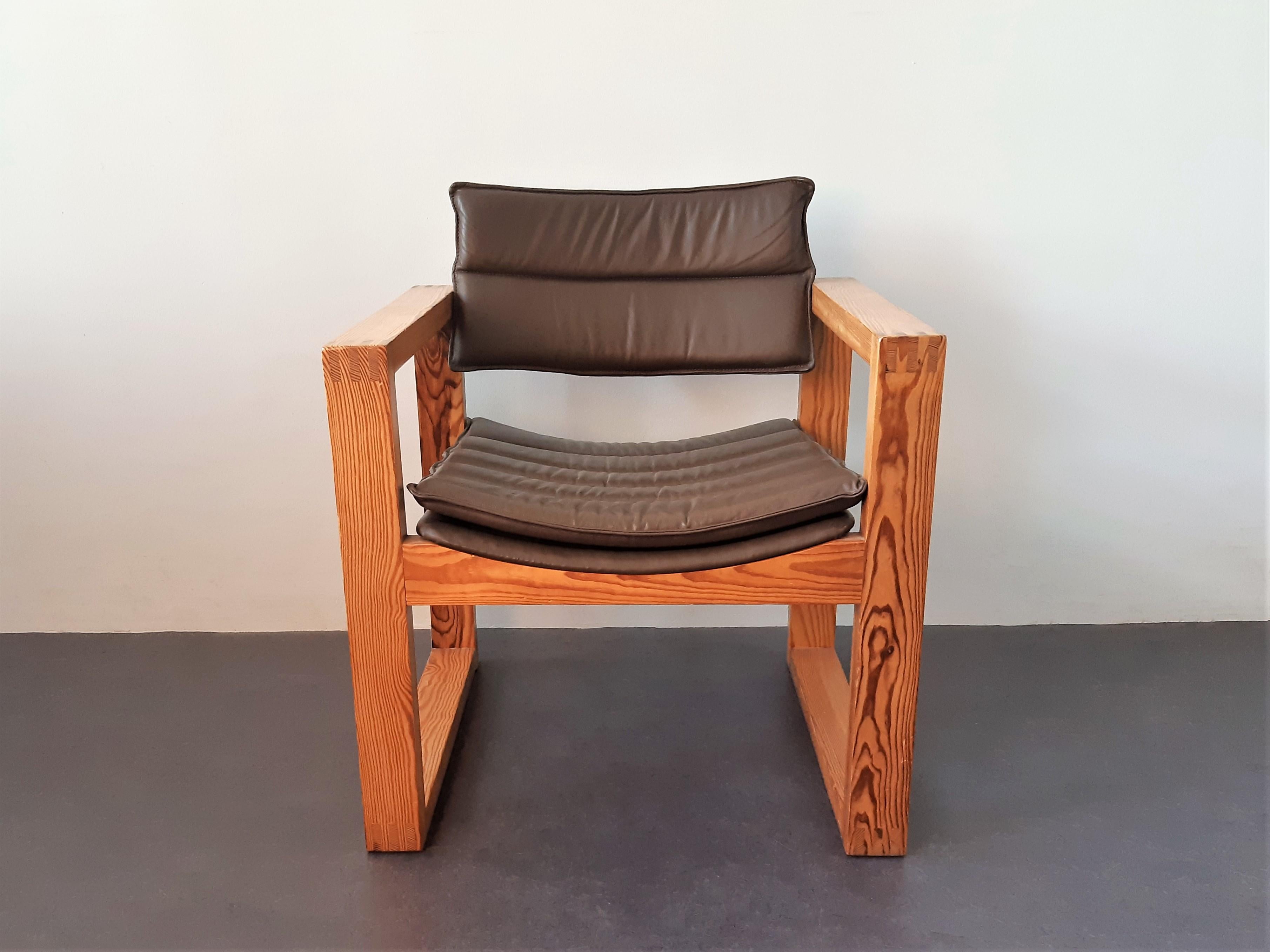 This chair is of a very nice, minimalistic and cubic design by Ate van Apeldoorn for Houtwerk Hattem. The use of materials and techniques is significent for his designs. The frame is made of solid pine wood and the seat and backrest are made of
