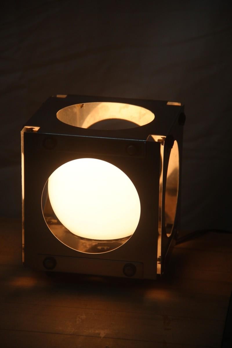 Cubic Perforierte Tischlampe, Italienisches Design, 1970er Jahre, Silberfarbener Stahl Sonneman im Angebot 2