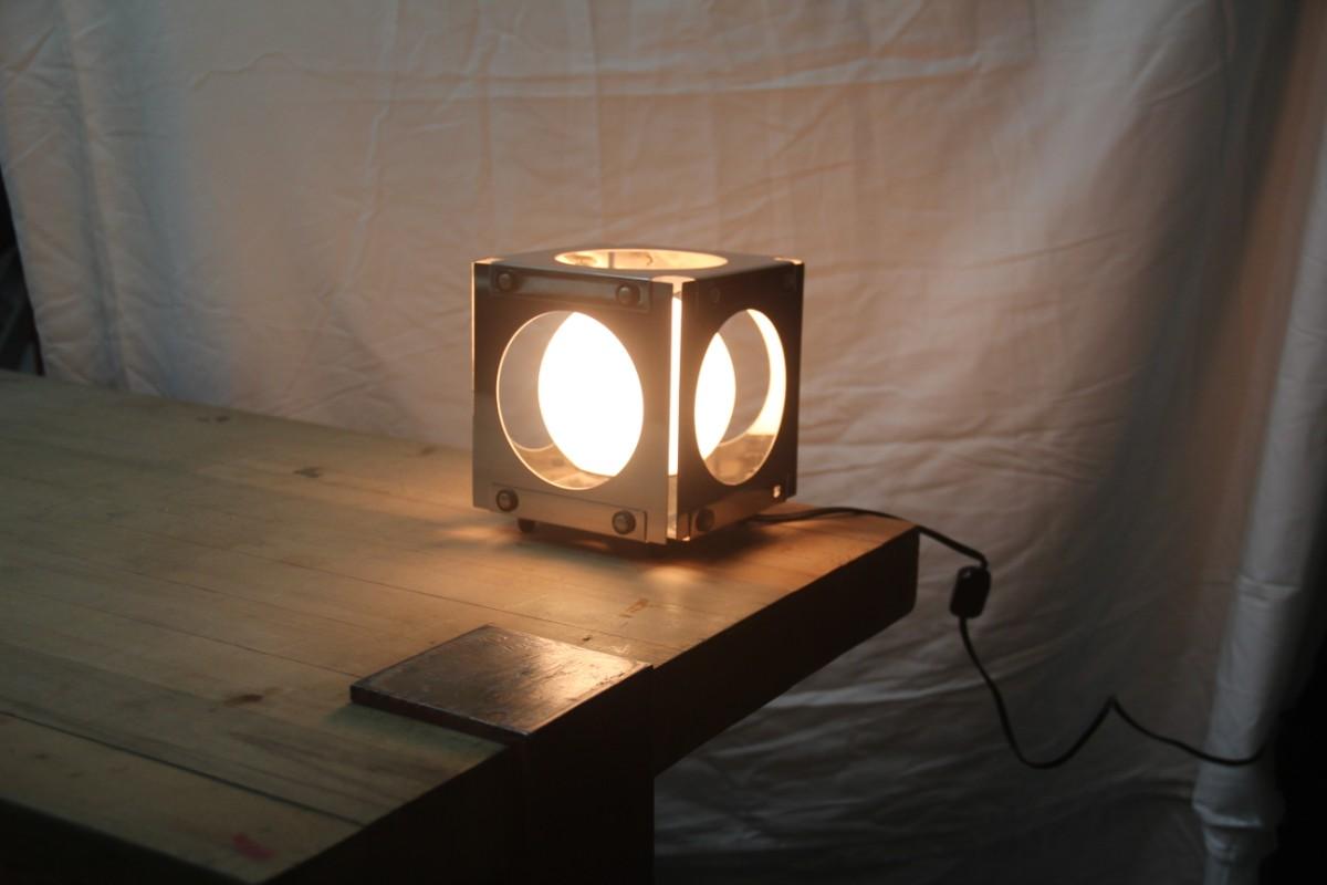 Cubic Perforierte Tischlampe, Italienisches Design, 1970er Jahre, Silberfarbener Stahl Sonneman im Angebot 3